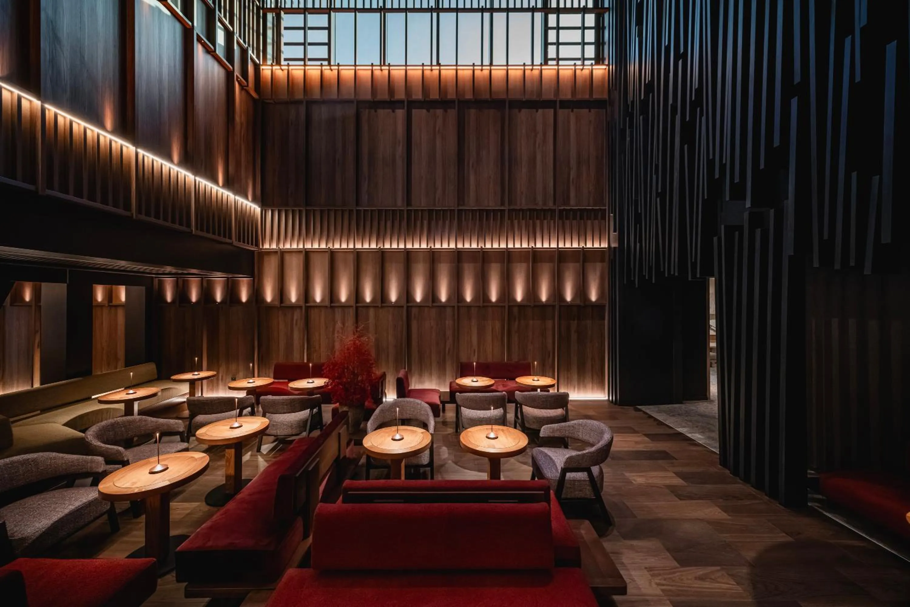 Lounge or bar in YONA ex Le Parc Hôtel