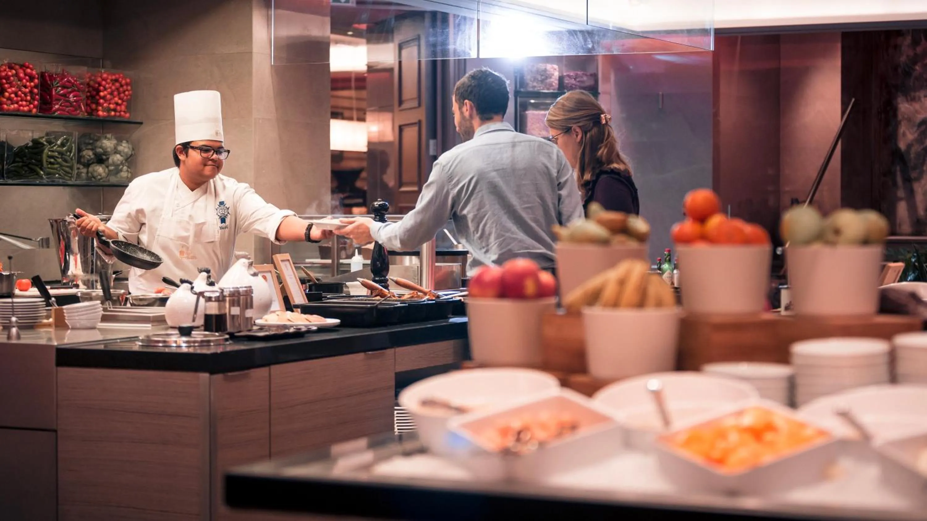 Buffet breakfast in Le Parc Hôtel devient YONA