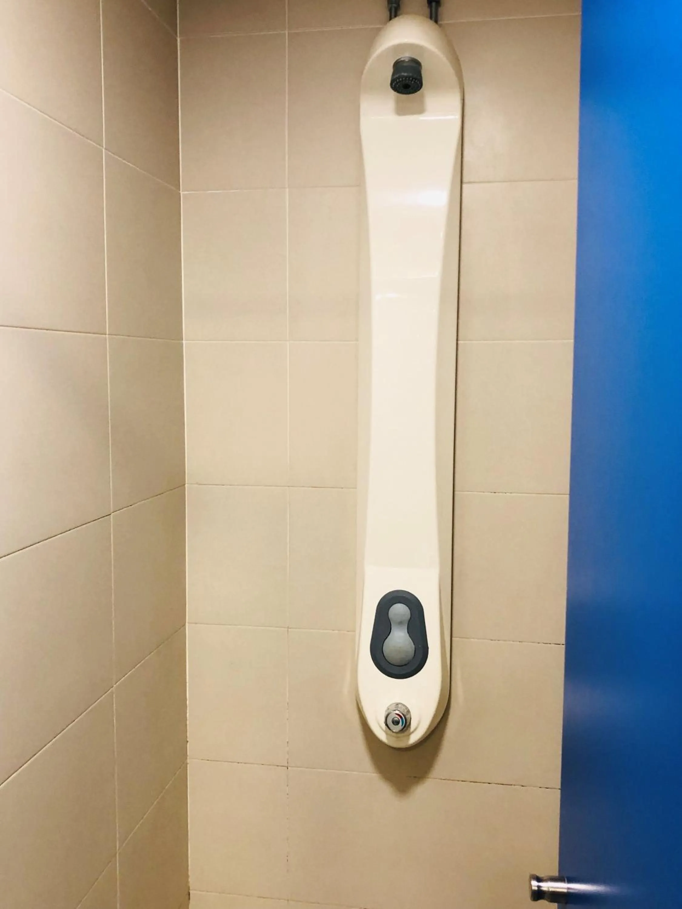 Shower in Alberg Deltebre Xanascat