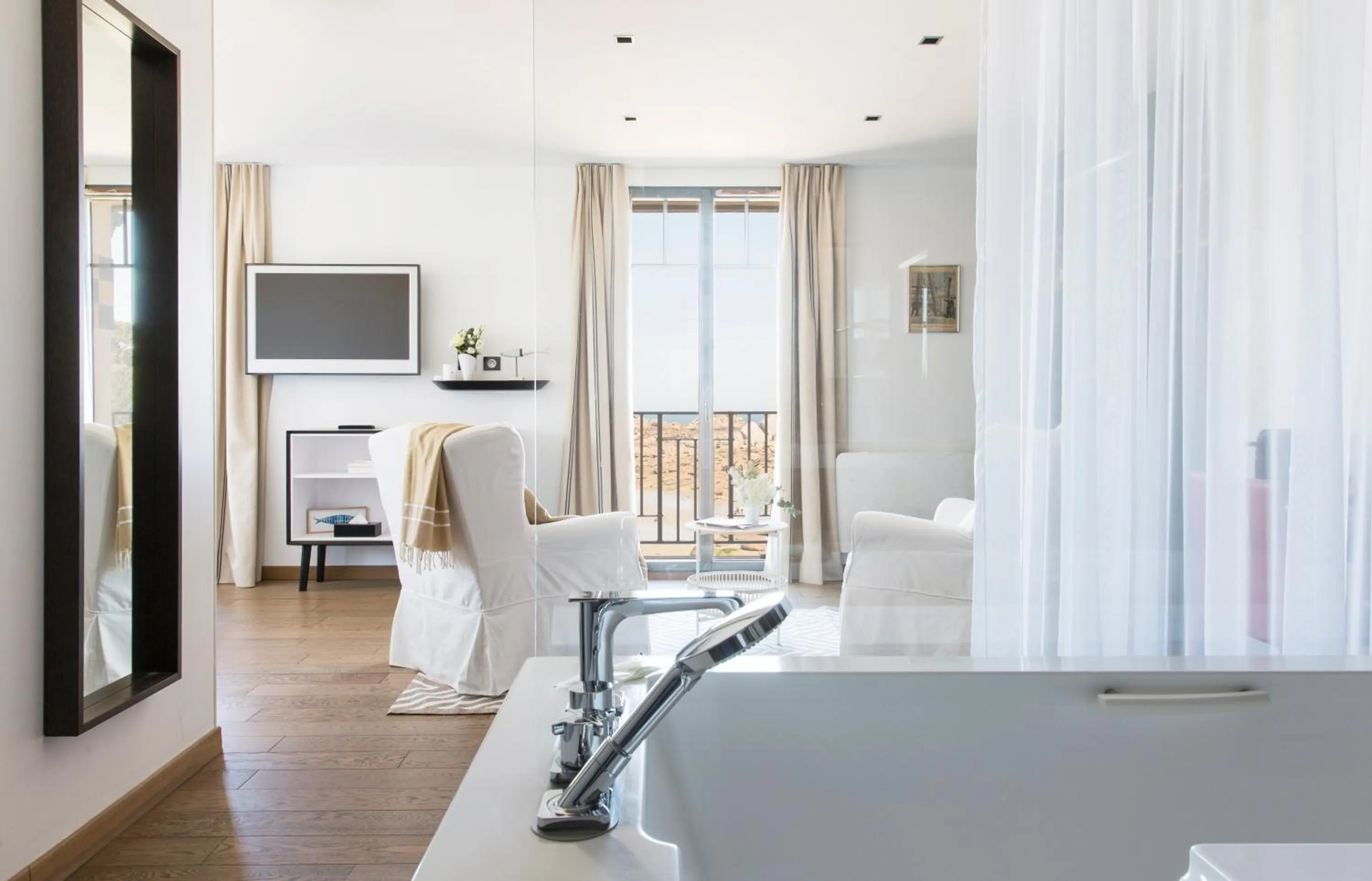 Photo of the whole room in Castel Beau Site