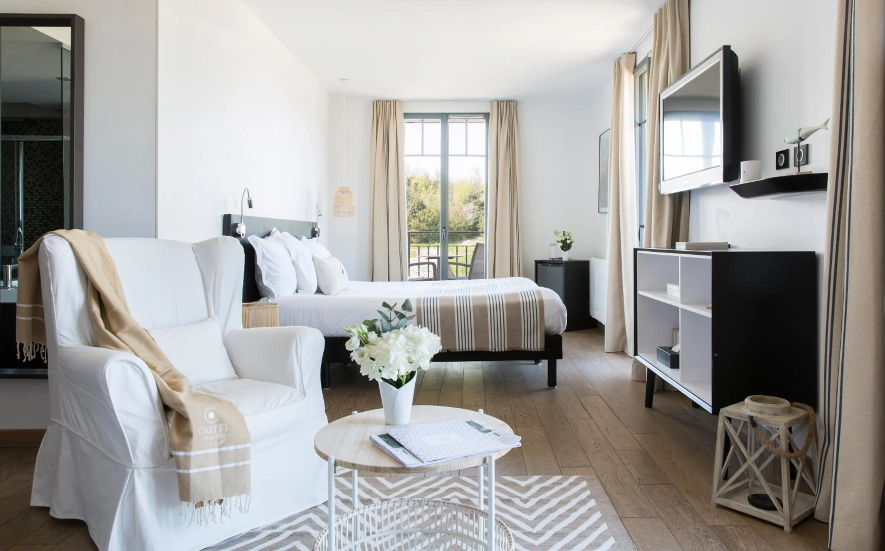 Photo of the whole room in Castel Beau Site