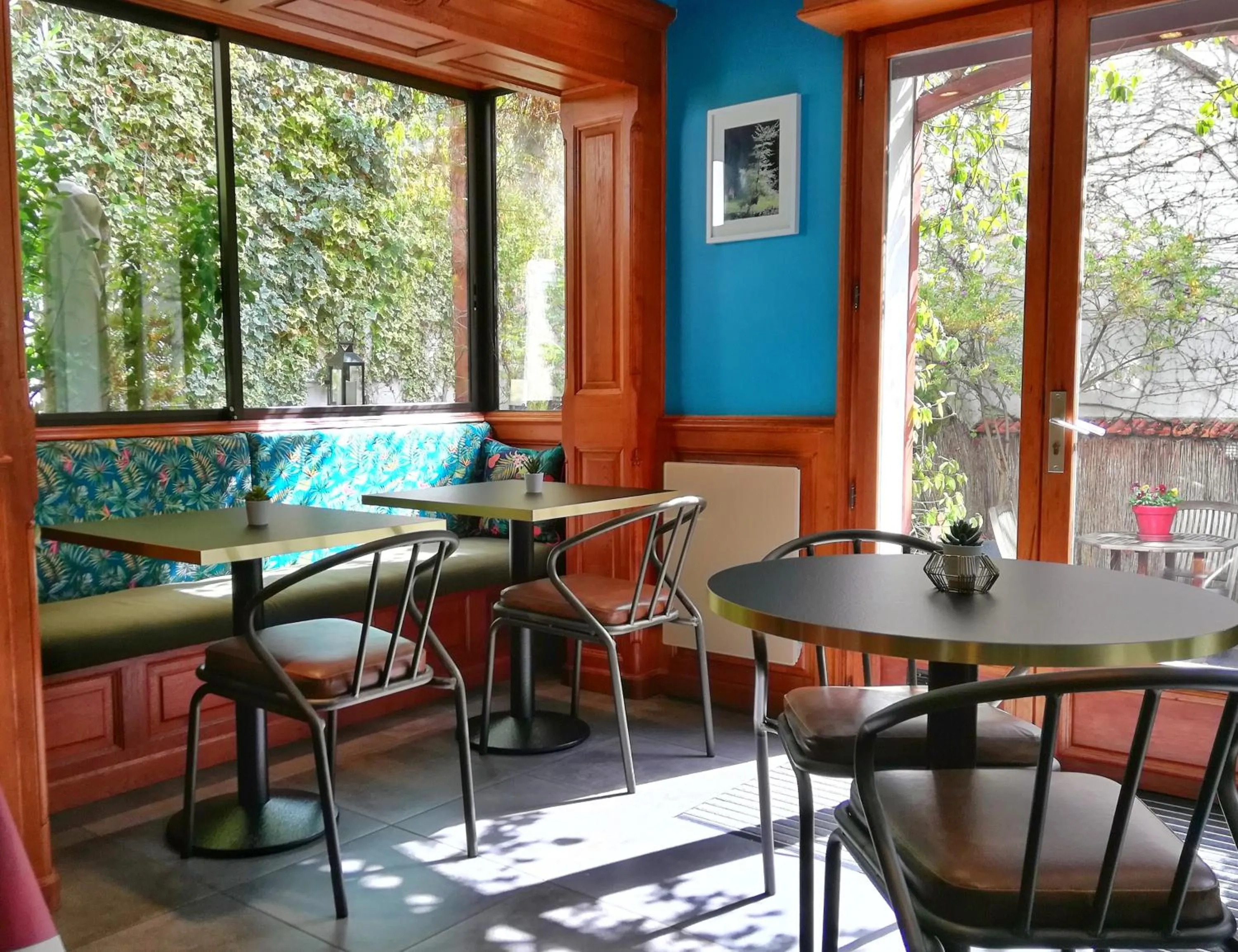 Lounge or bar in Hôtel La Marisa Grande Plage