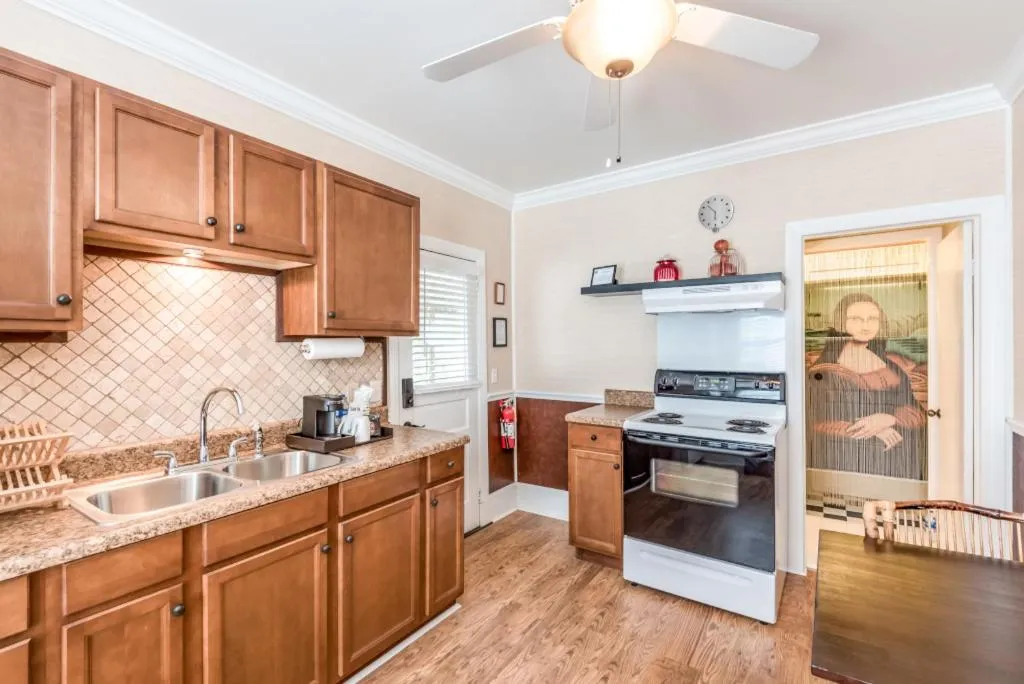 Kitchen or kitchenette in The Heirloom Inn Mount Dora
