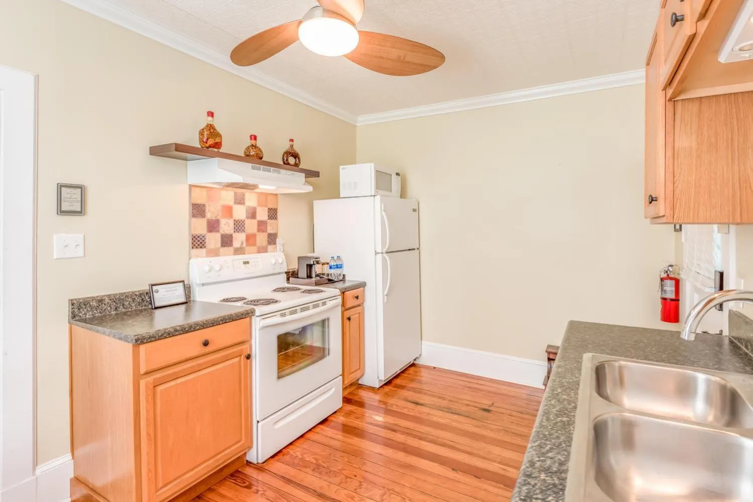 Kitchen or kitchenette in The Heirloom Inn Mount Dora