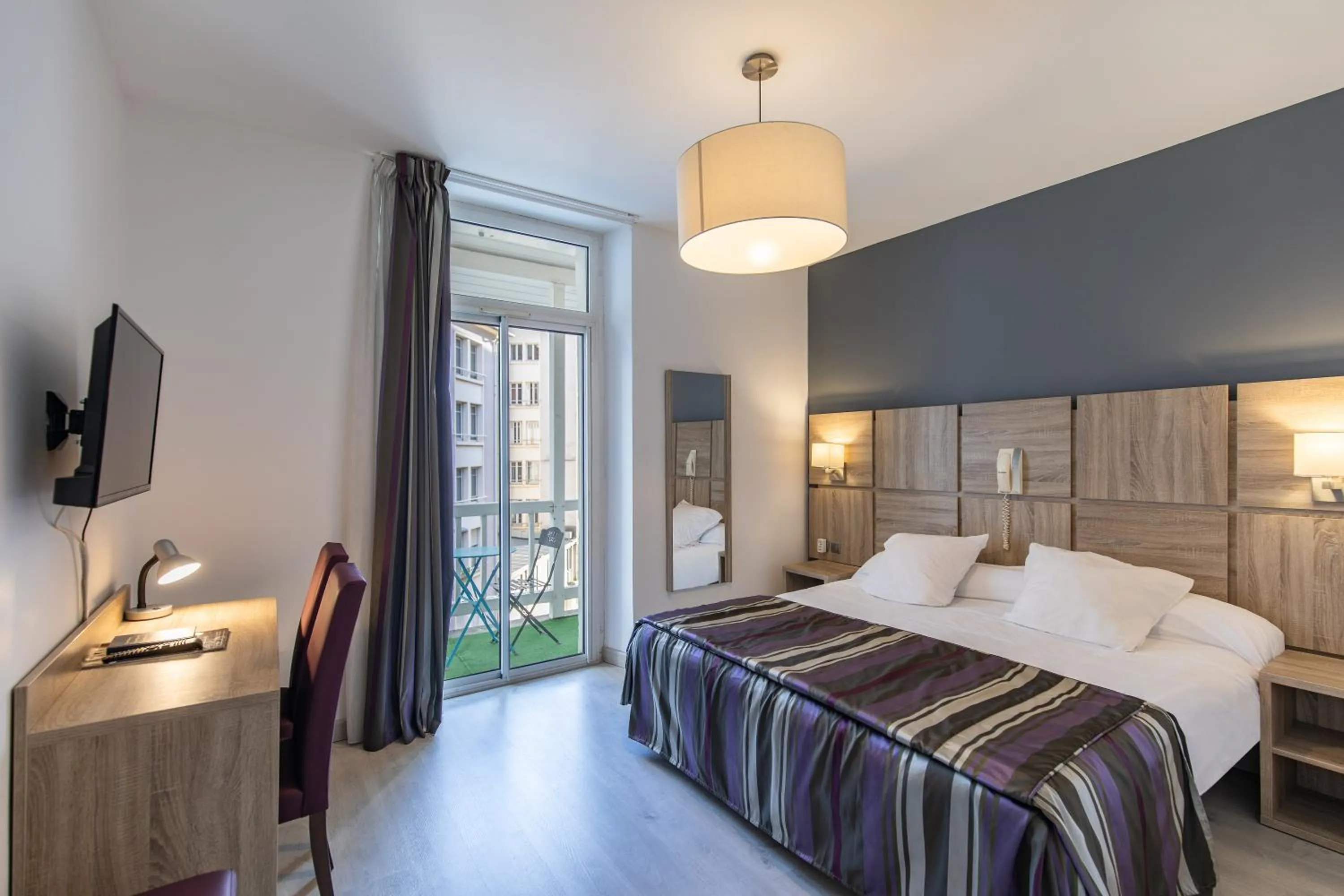 Bedroom in Hôtel Jeanne d'Arc