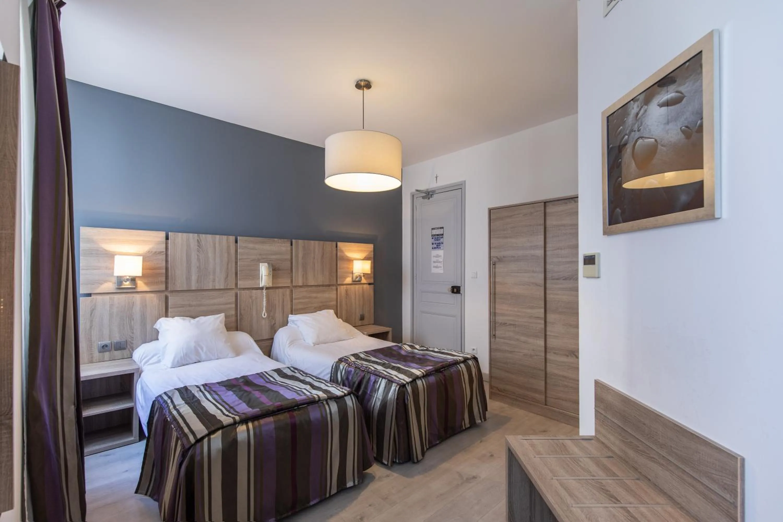 Bedroom in Hôtel Jeanne d'Arc