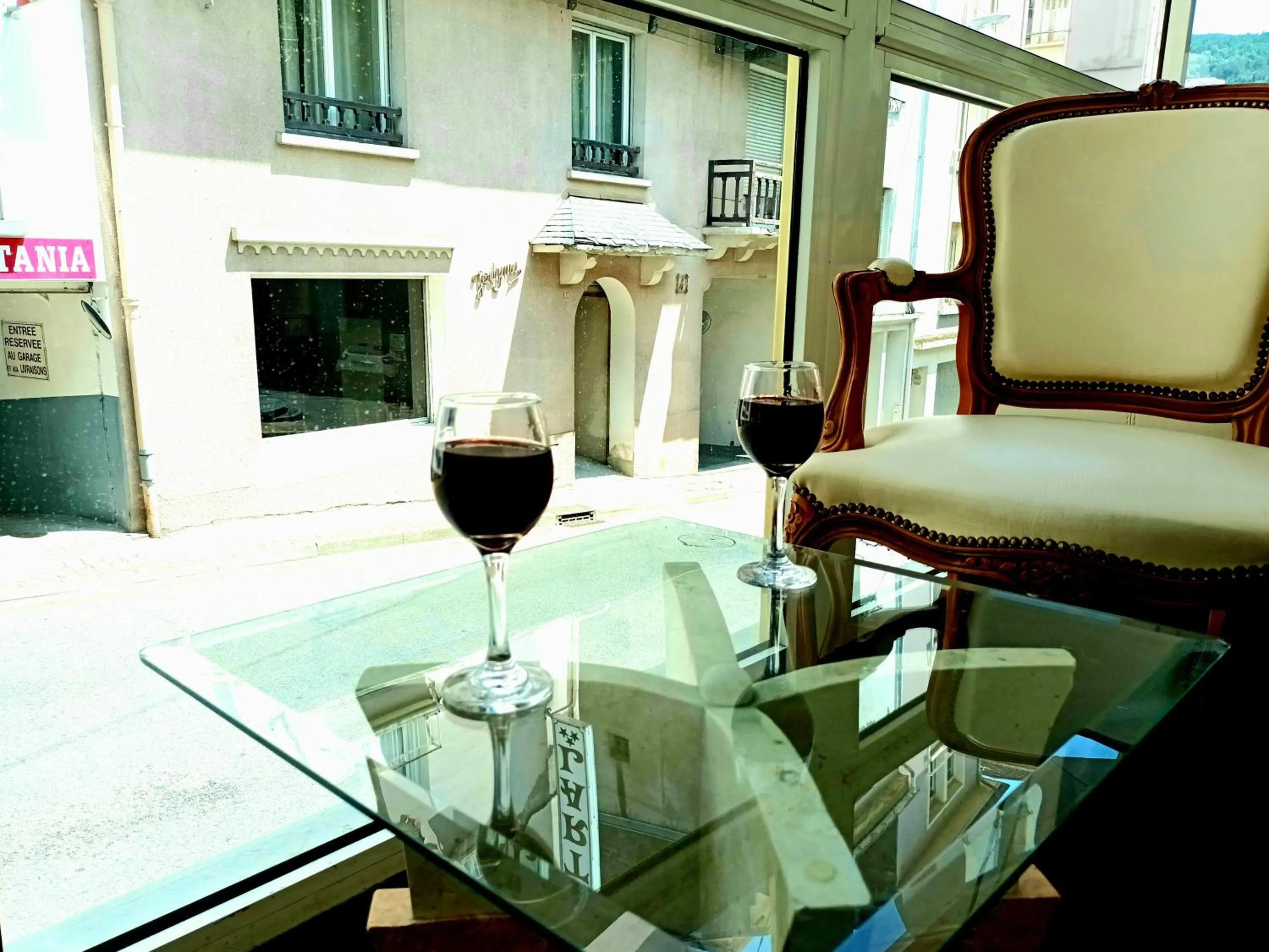Patio in Hôtel Jeanne d'Arc