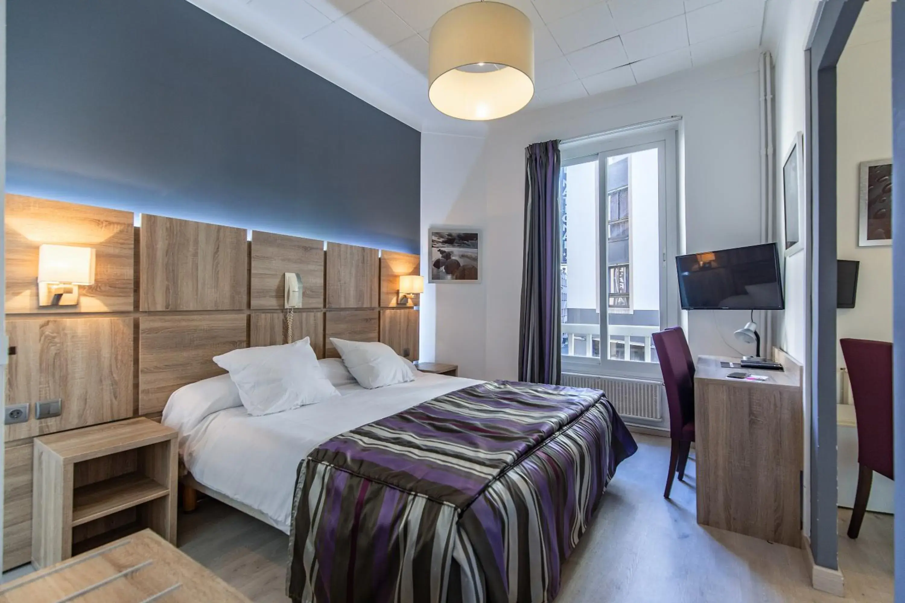 Bed in Hôtel Jeanne d'Arc Bed in Hôtel Jeanne d'Arc