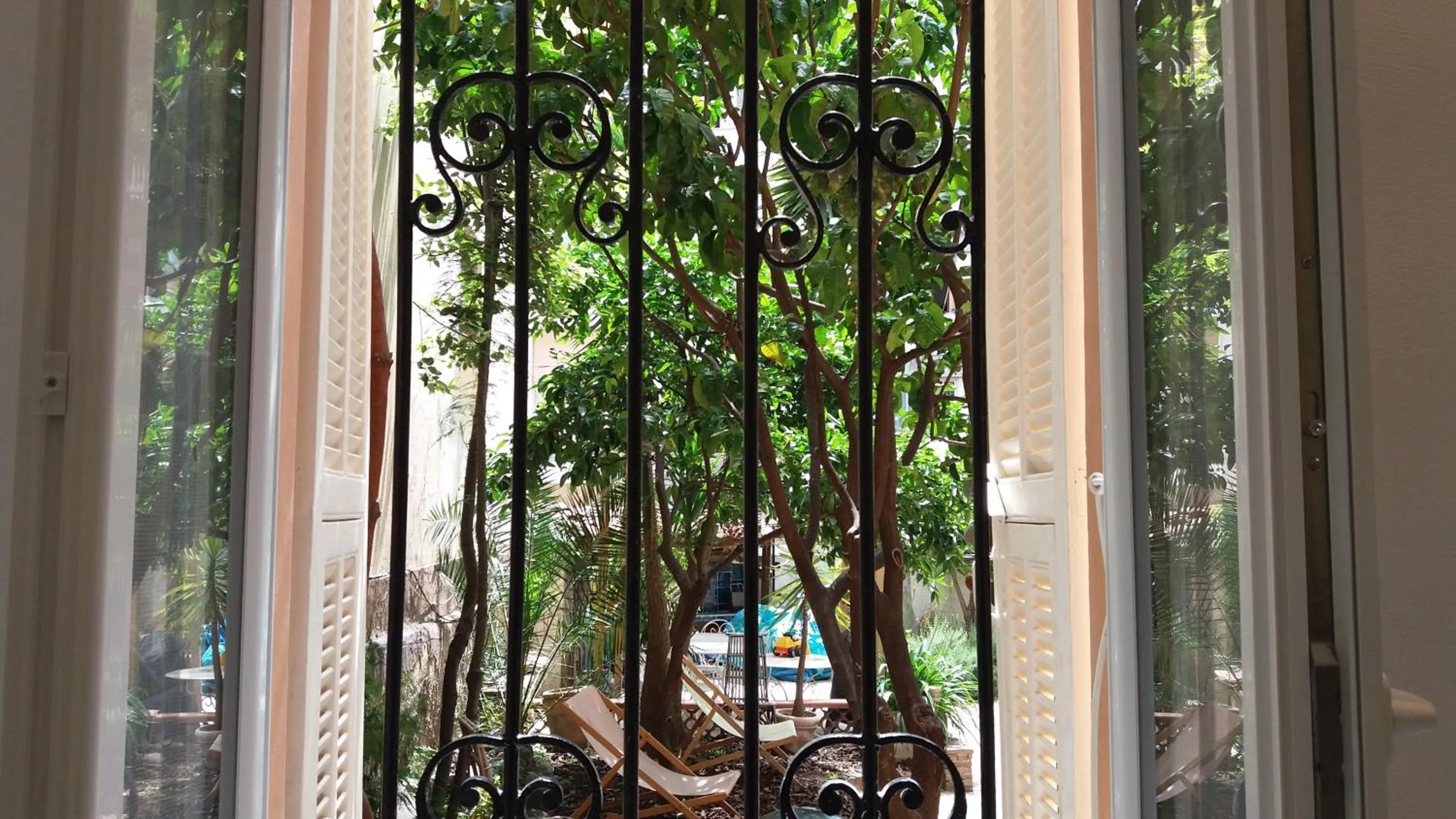 Garden view in Studio dans la Villa "Litita" à Nice