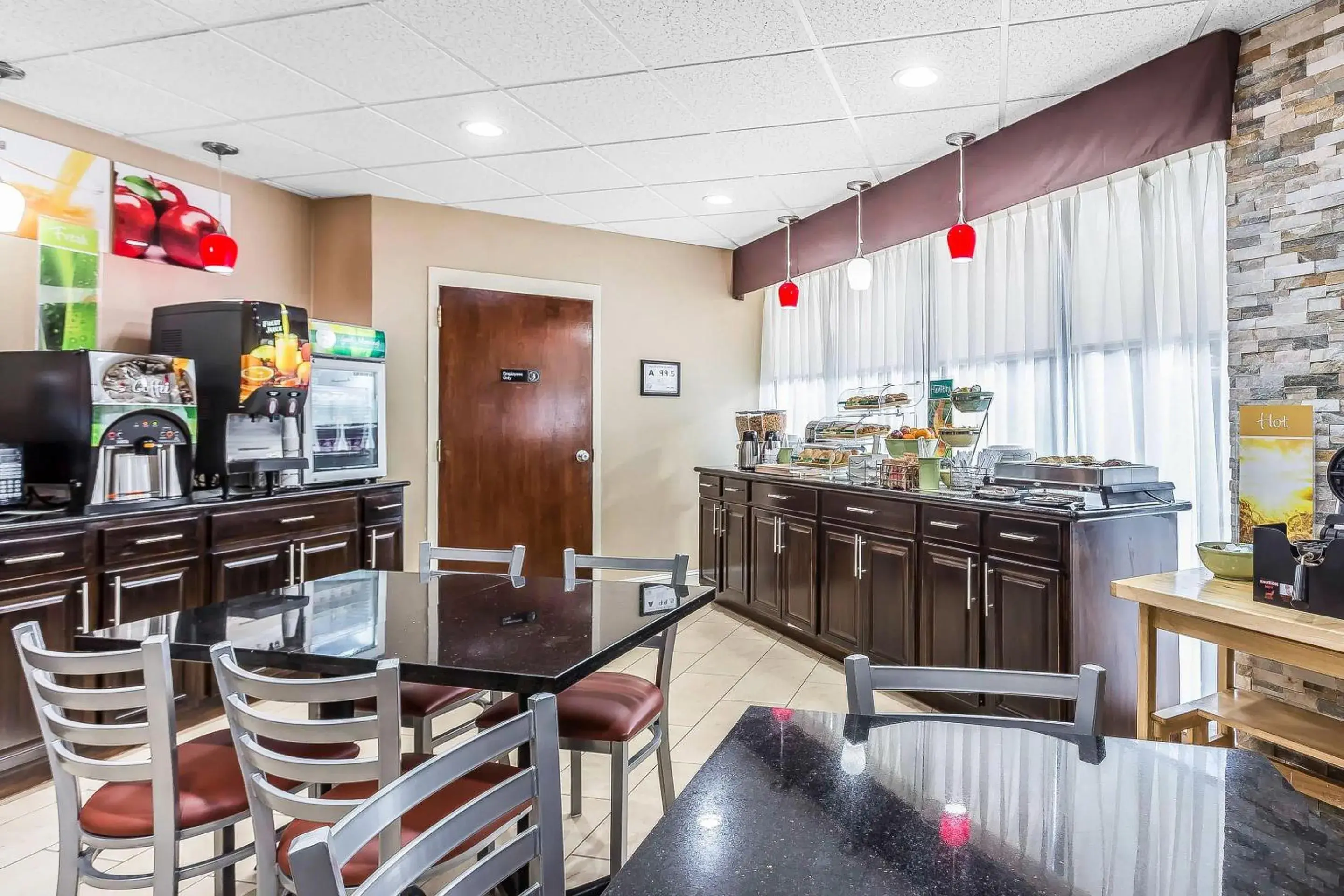 Breakfast in Quality Inn & Suites Salisbury South Breakfast in Quality Inn & Suites Salisbury South