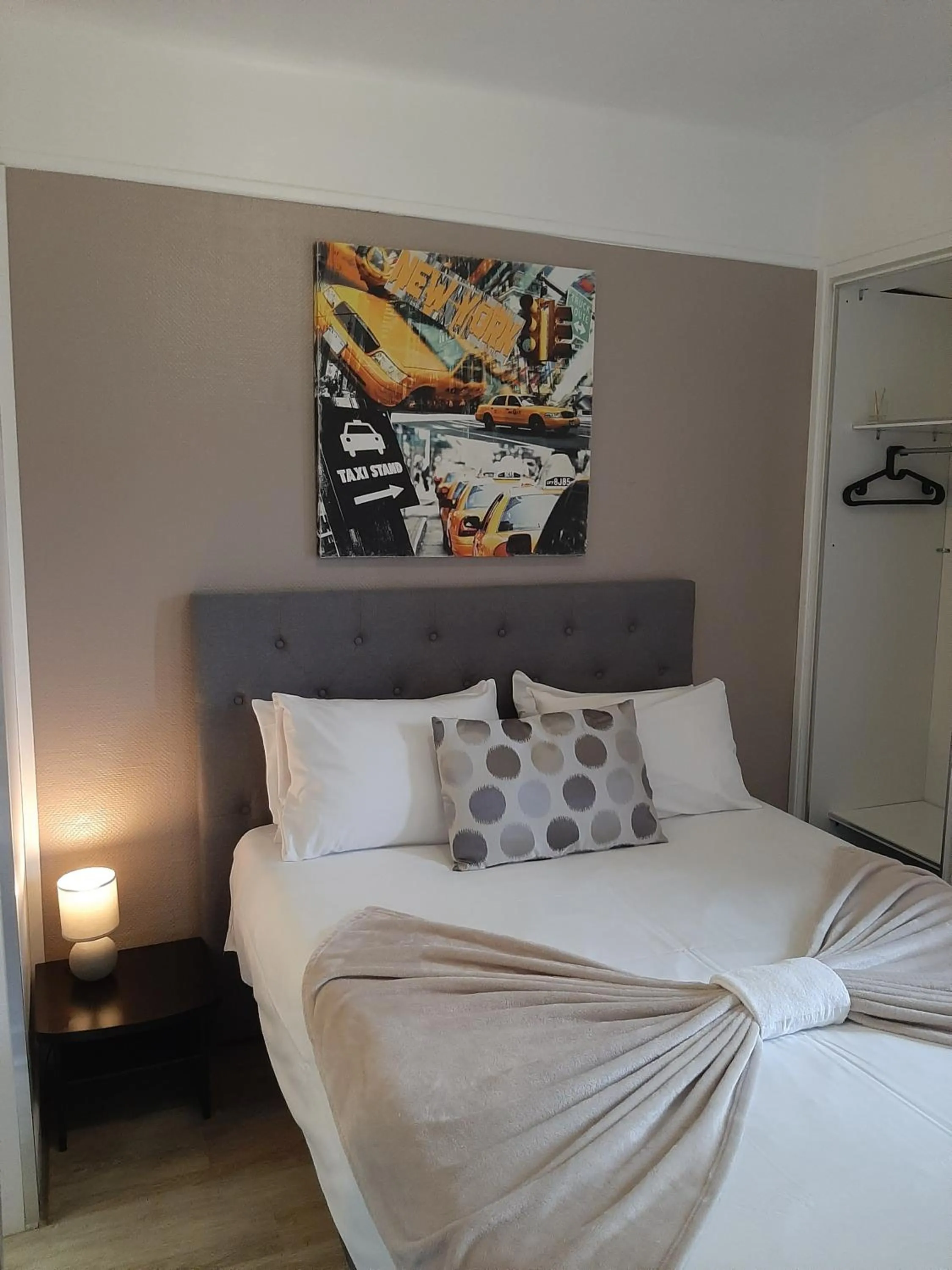 Bed in Hôtel Bellevue Cannes