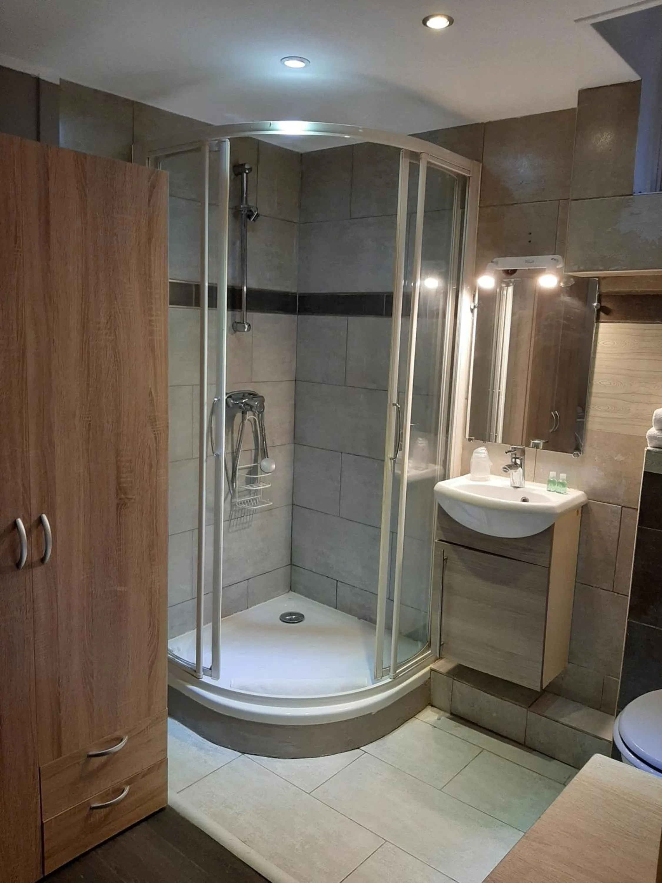 Shower in Hôtel Bellevue Cannes