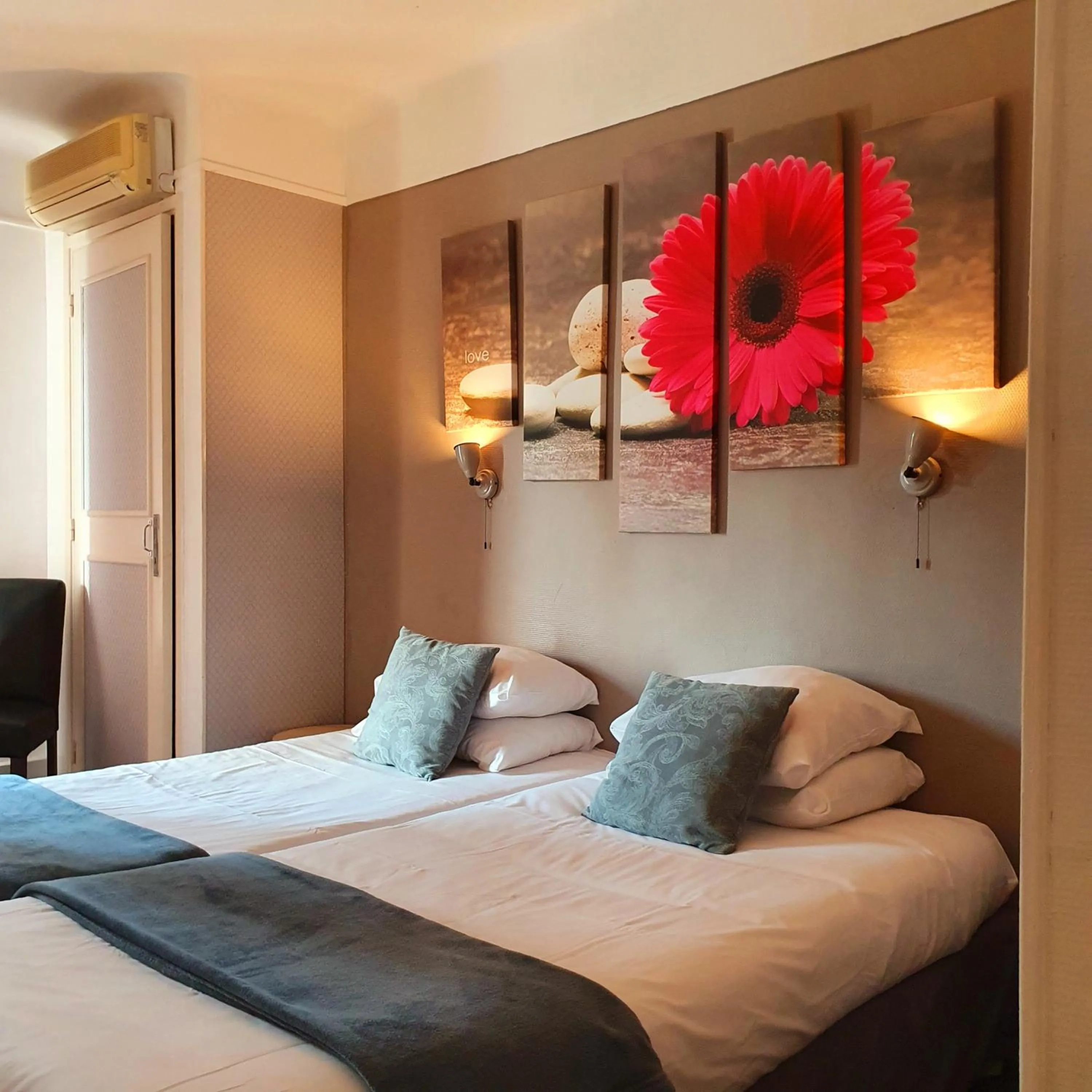 Bed in Hôtel Bellevue Cannes