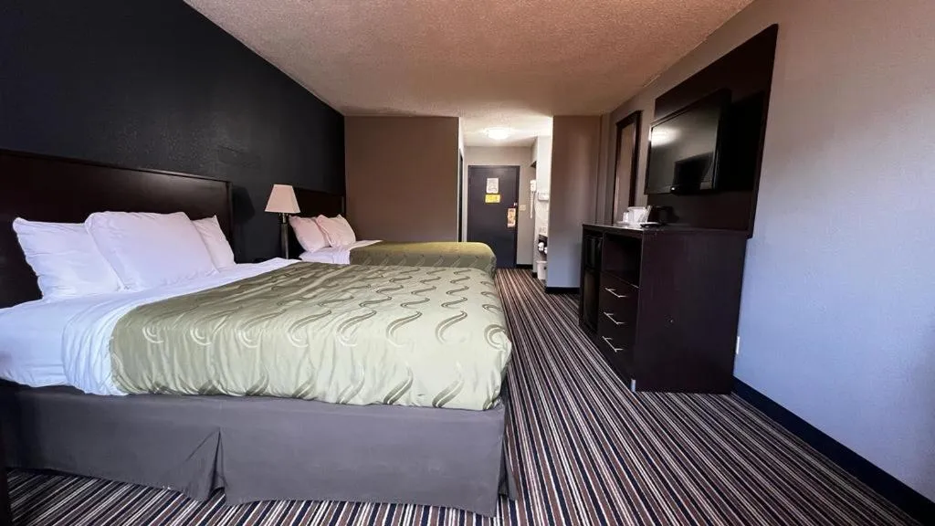 Communal lounge/ TV room, Bed in Colby Inn and Suites