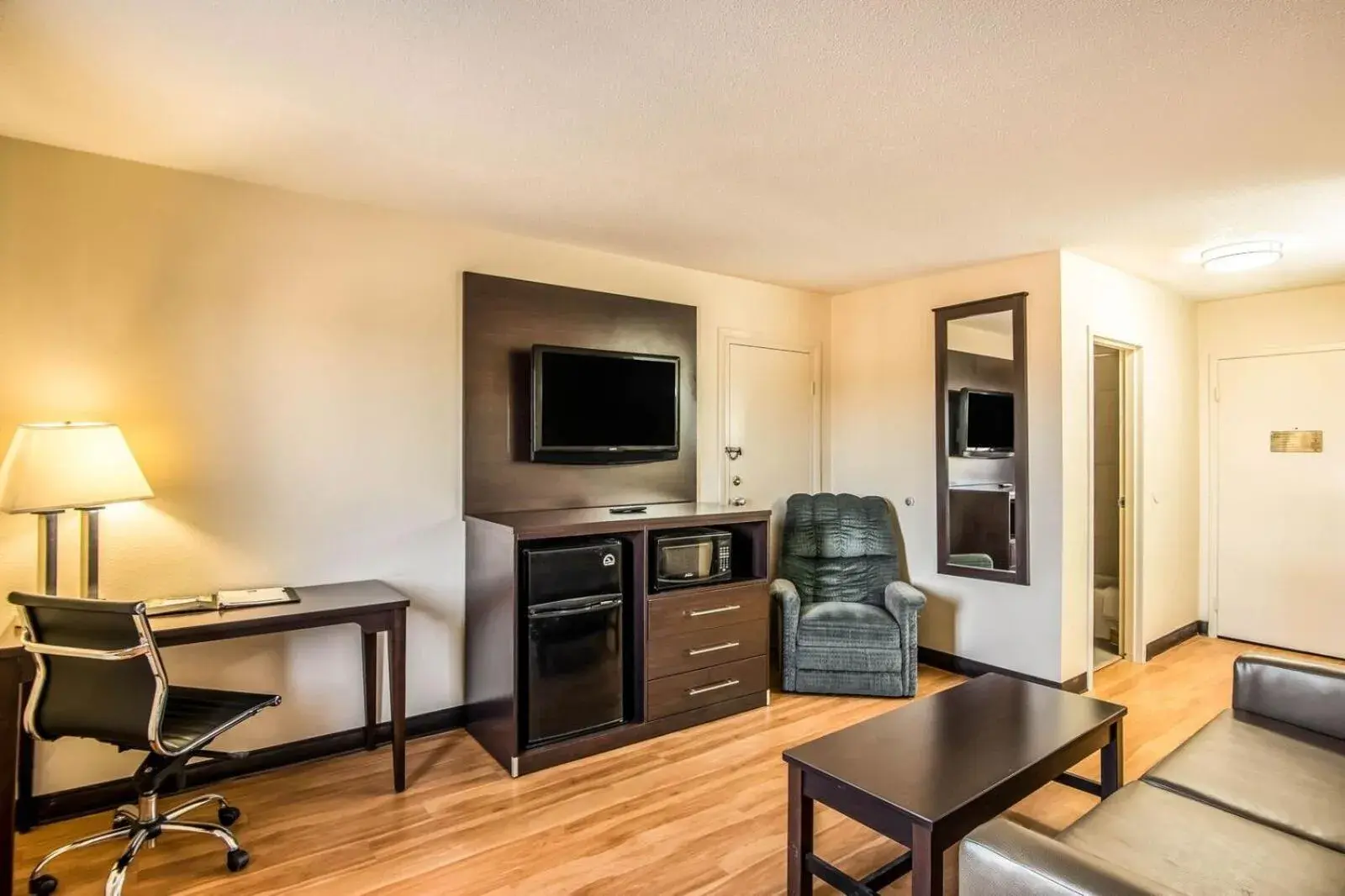 Living room in Colby Inn and Suites Living room in Colby Inn and Suites