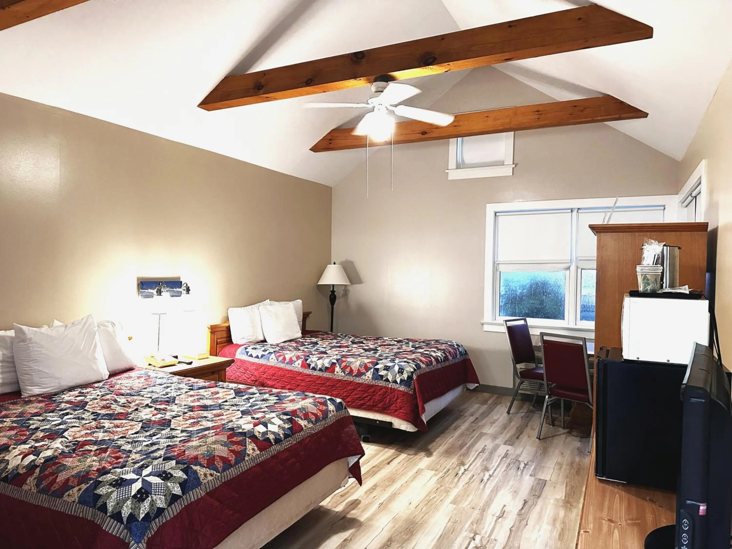 Bedroom, Bed in Spruce Lane Lodge and Cottages