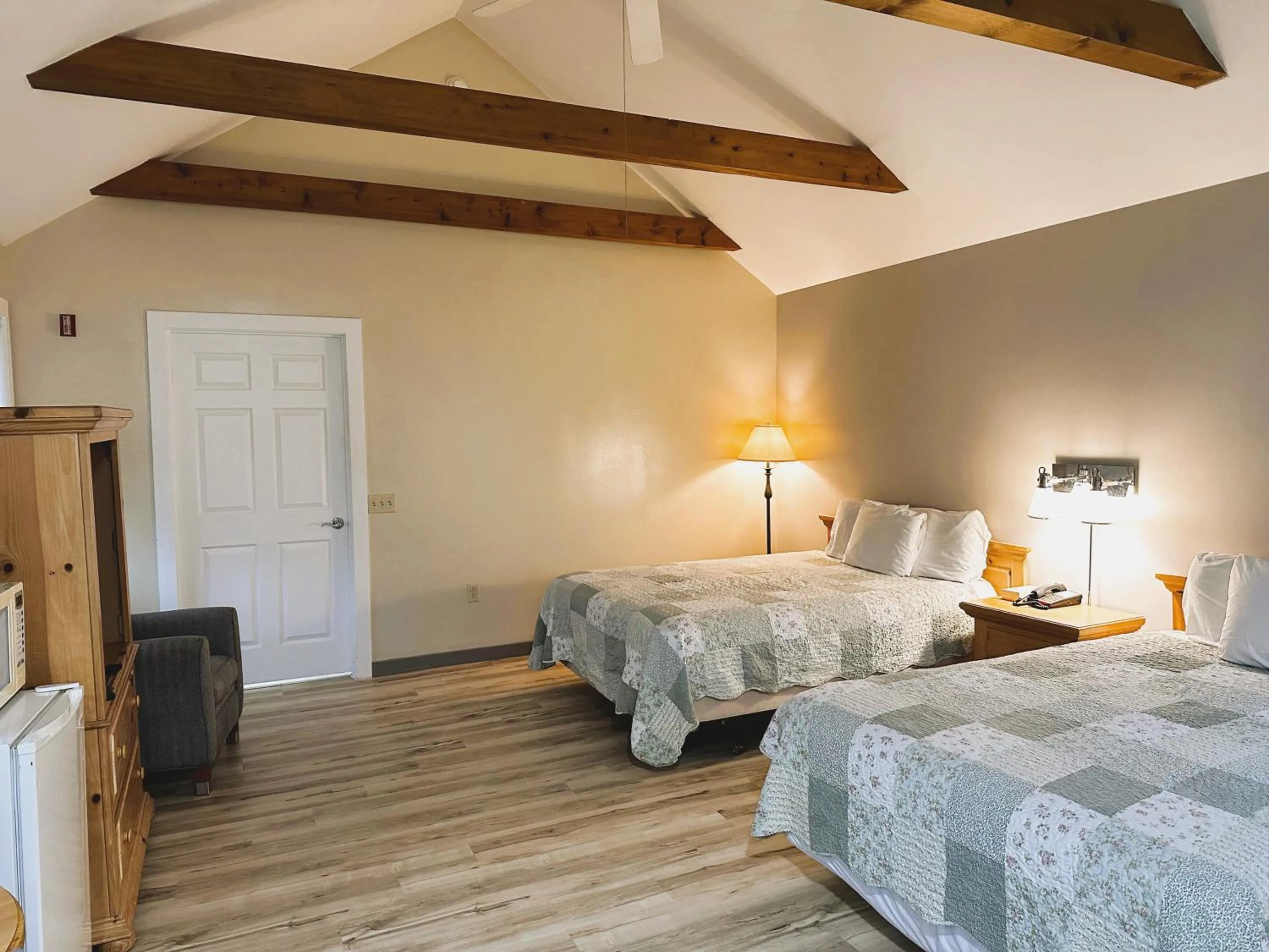Bedroom, Bed in Spruce Lane Lodge and Cottages