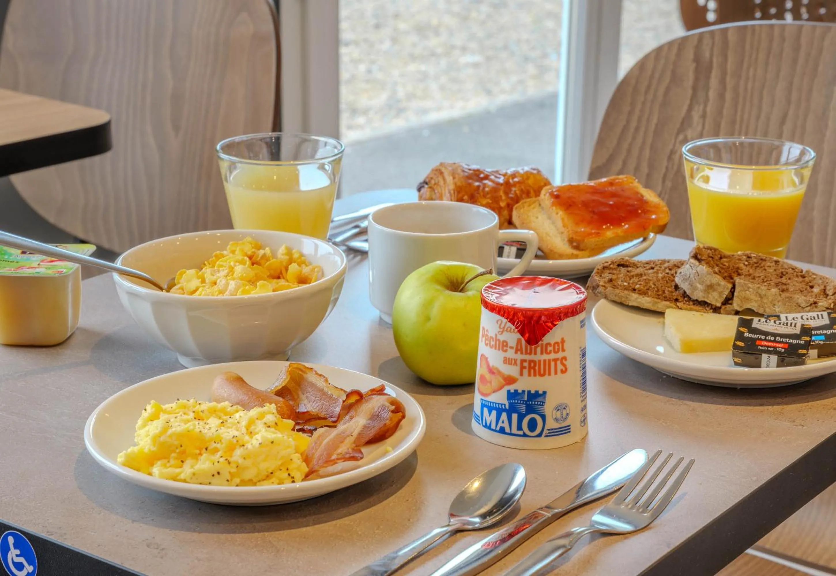 Breakfast in B&B HOTEL Compiègne Thourotte