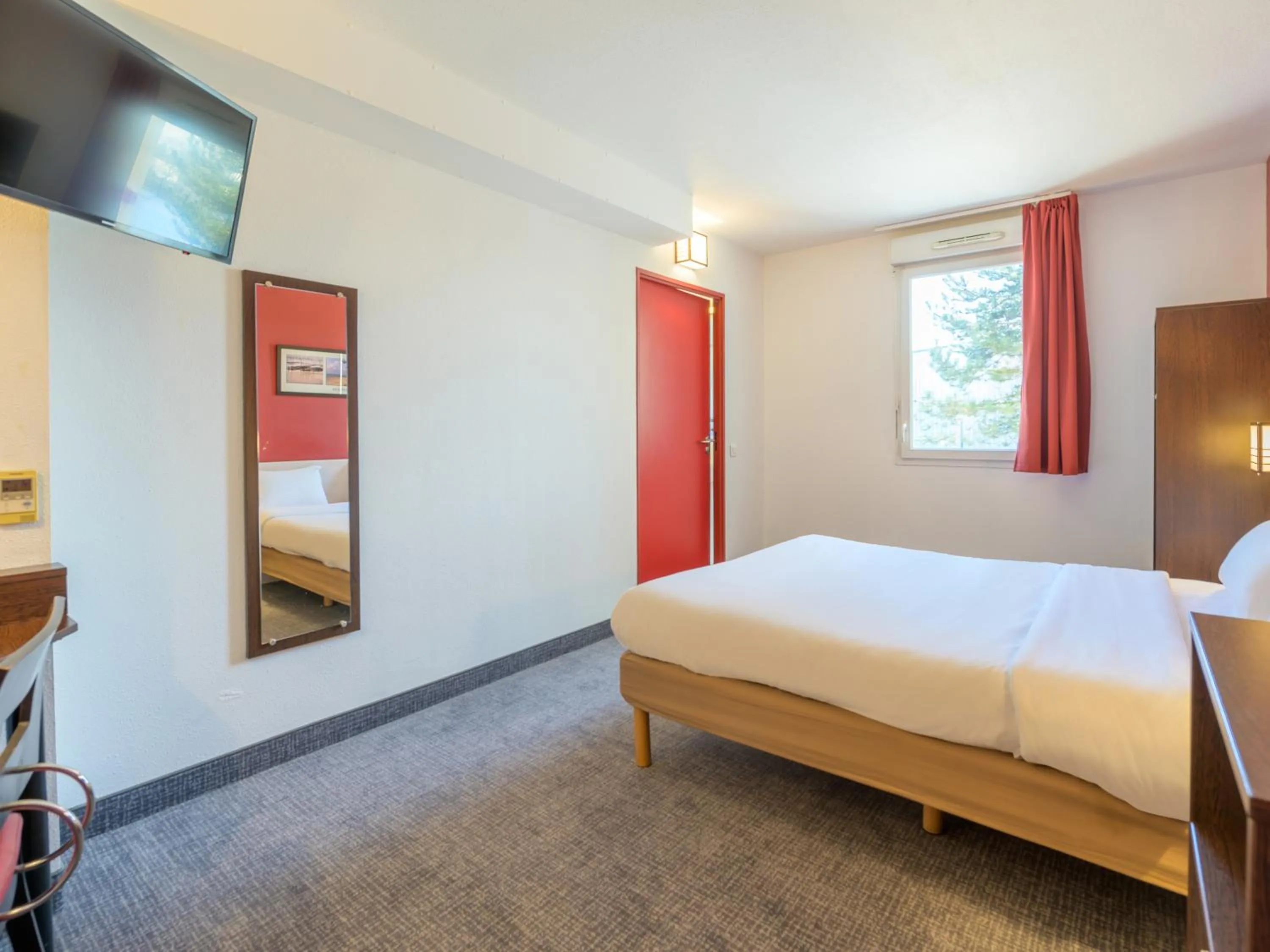 Bedroom, Bed in Hôtel 2 Vallées