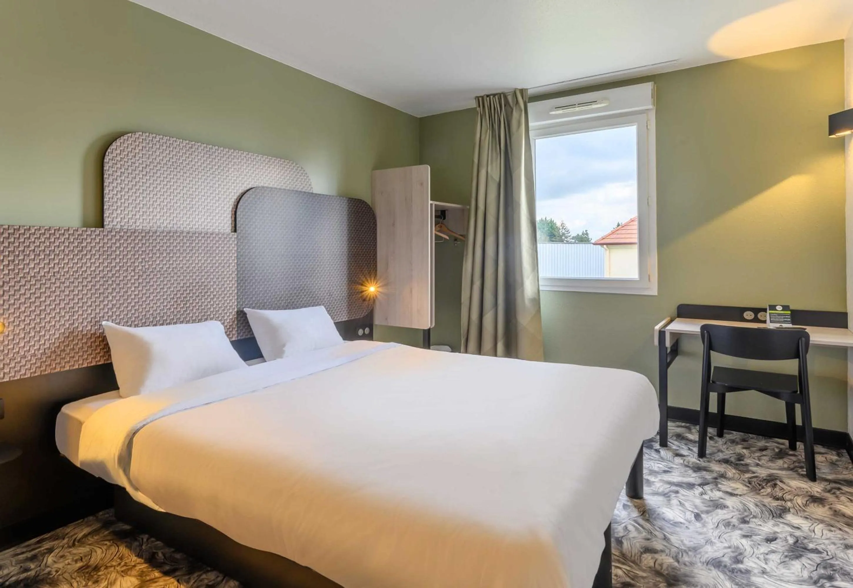 Bed in B&B HOTEL Compiègne Thourotte