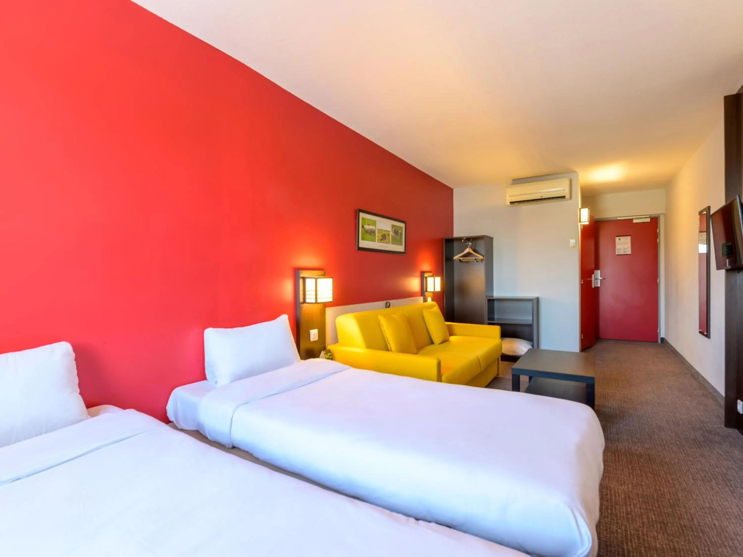 Bedroom, Bed in Hôtel 2 Vallées