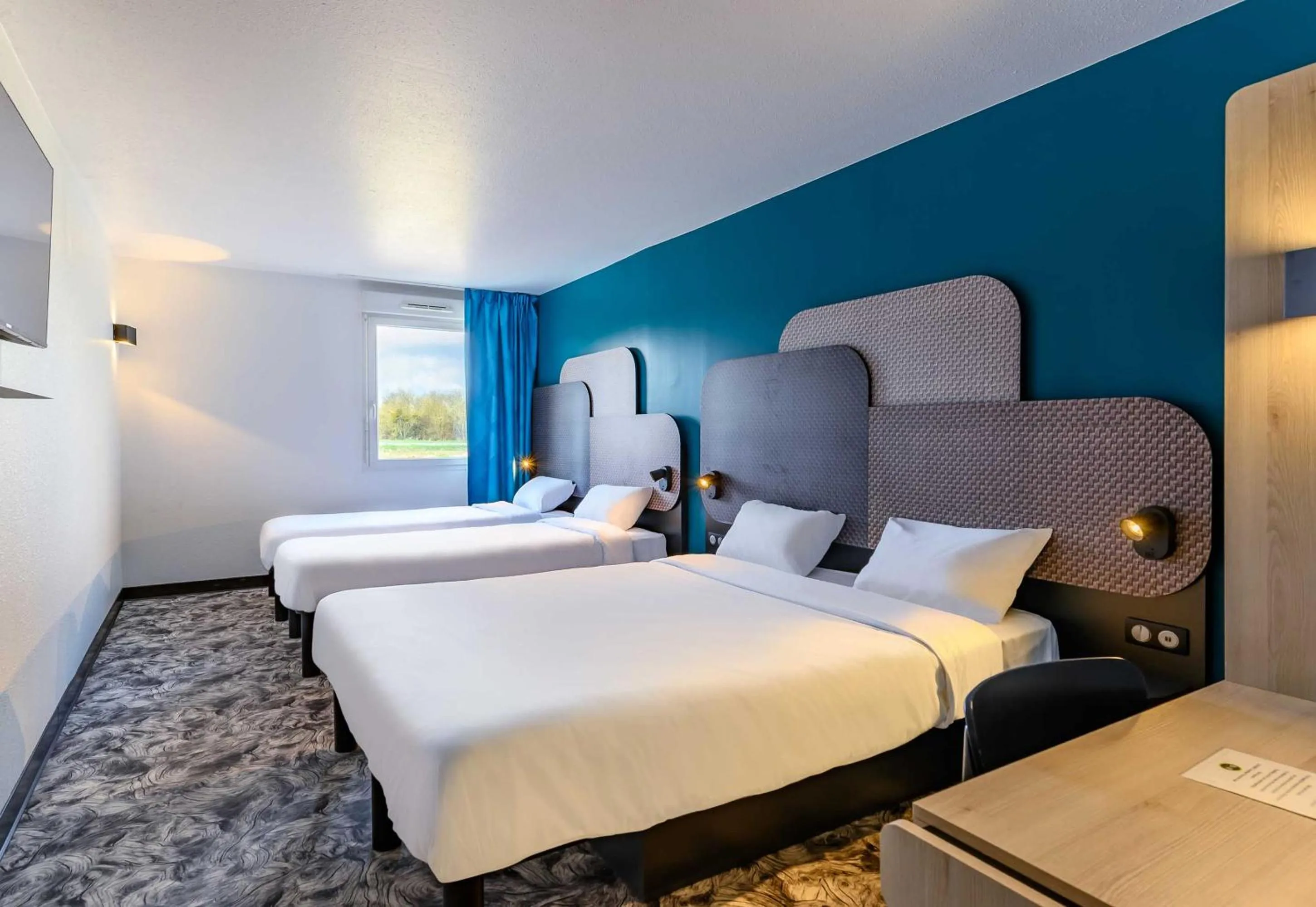 Bed in B&B HOTEL Compiègne Thourotte