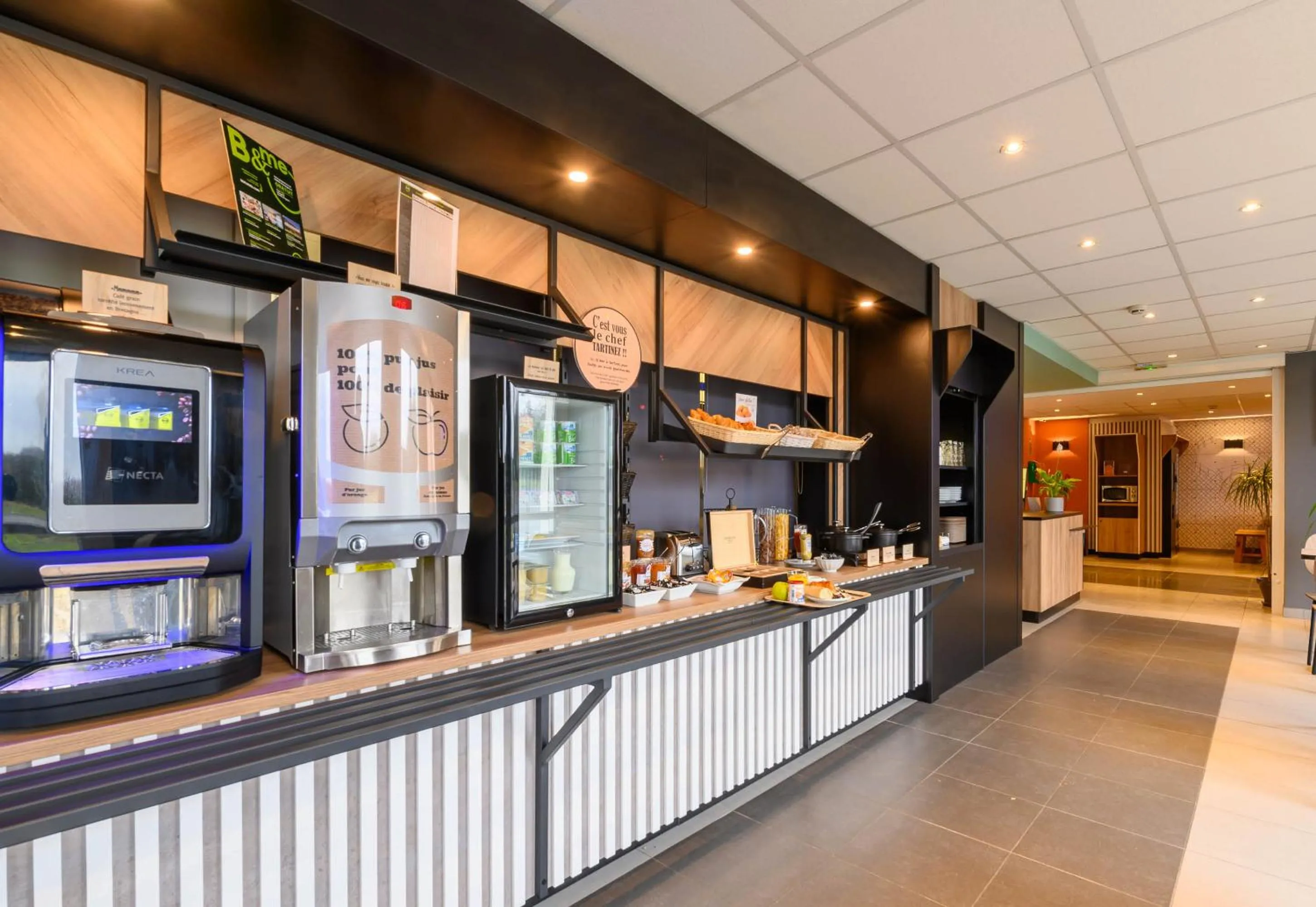 Buffet breakfast in B&B HOTEL Compiègne Thourotte