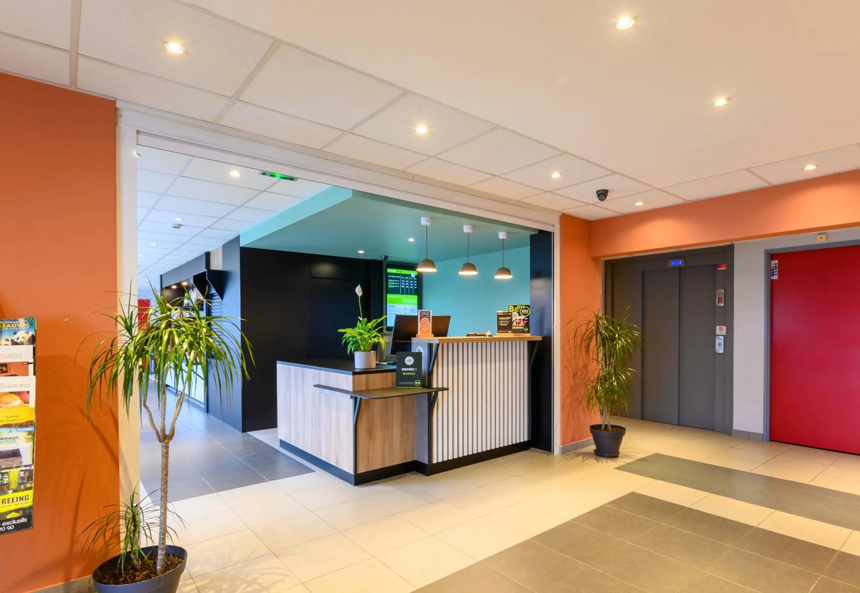 Lobby or reception in B&B HOTEL Compiègne Thourotte