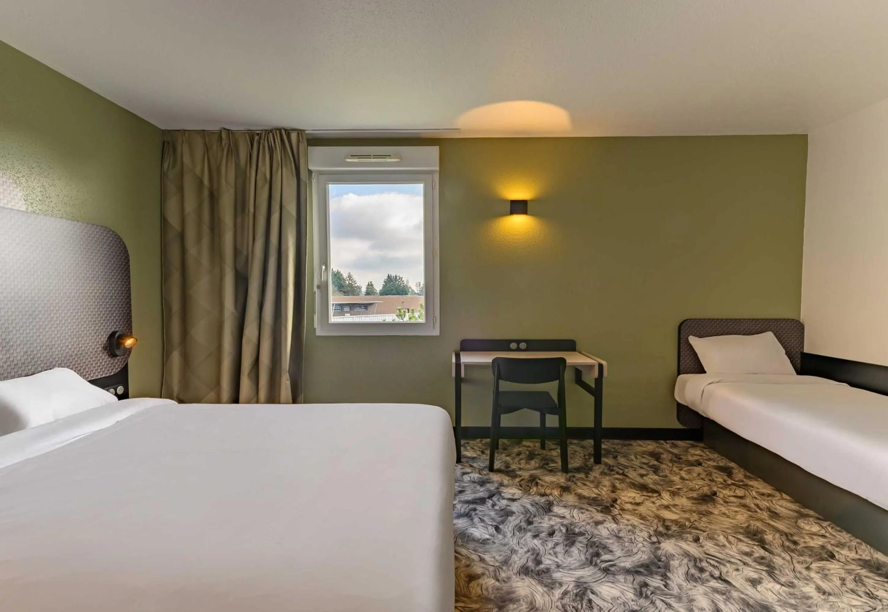 Bed in B&B HOTEL Compiègne Thourotte