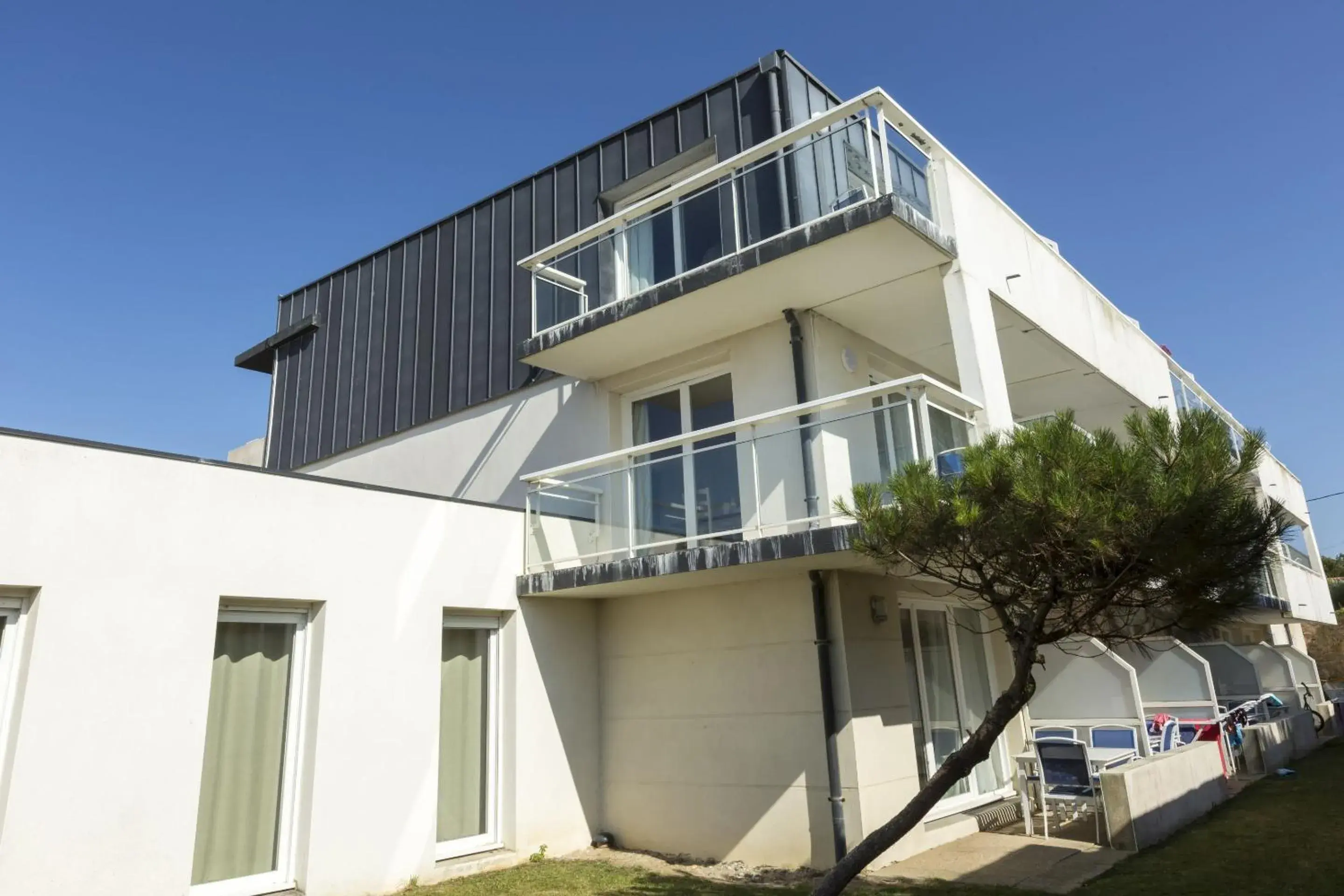 Property building in Résidence Odalys Domaine des Roches Jaunes Property building in Résidence Odalys Domaine des Roches Jaunes