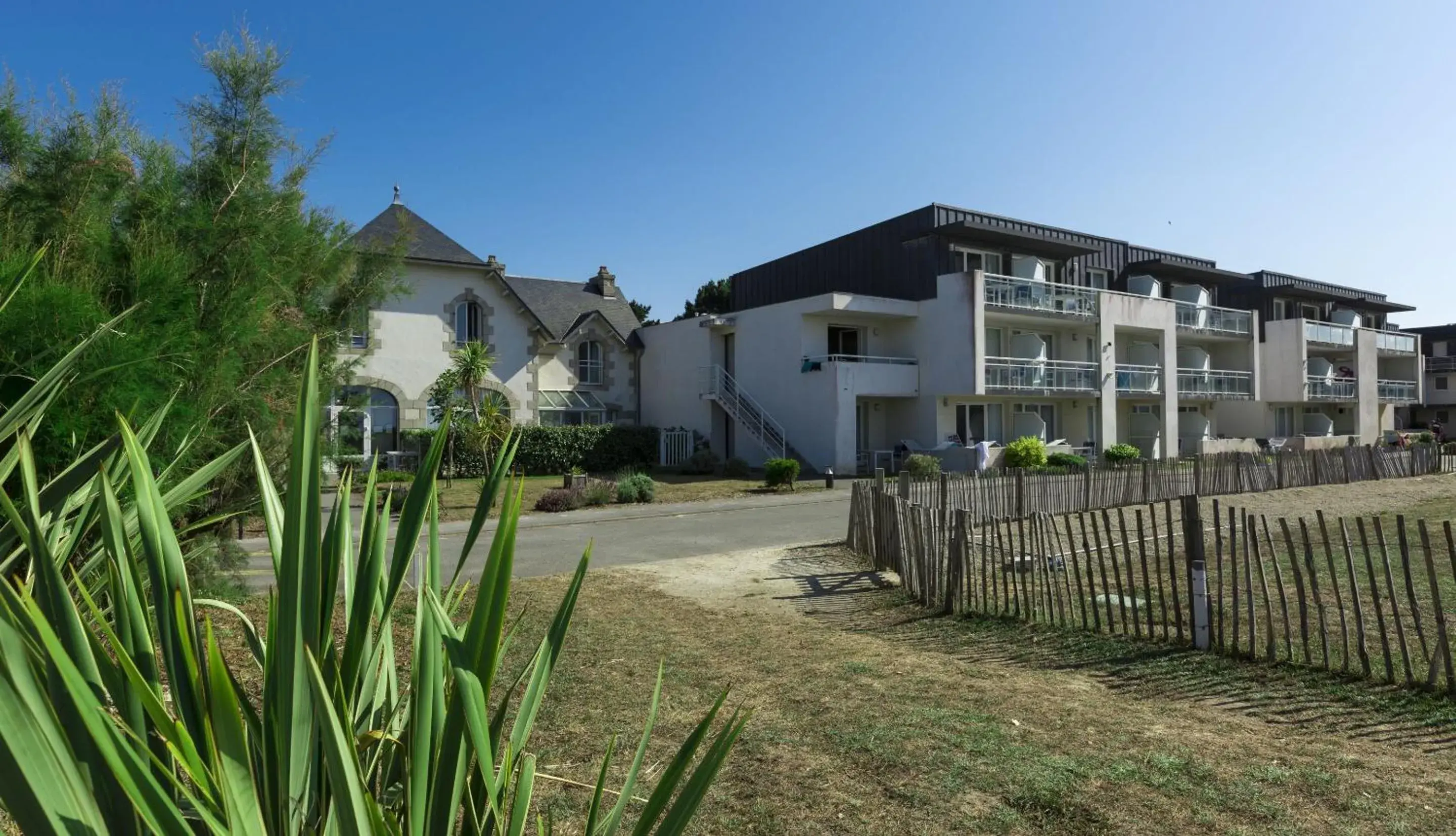 Property building in Résidence Odalys Domaine des Roches Jaunes Property building in Résidence Odalys Domaine des Roches Jaunes