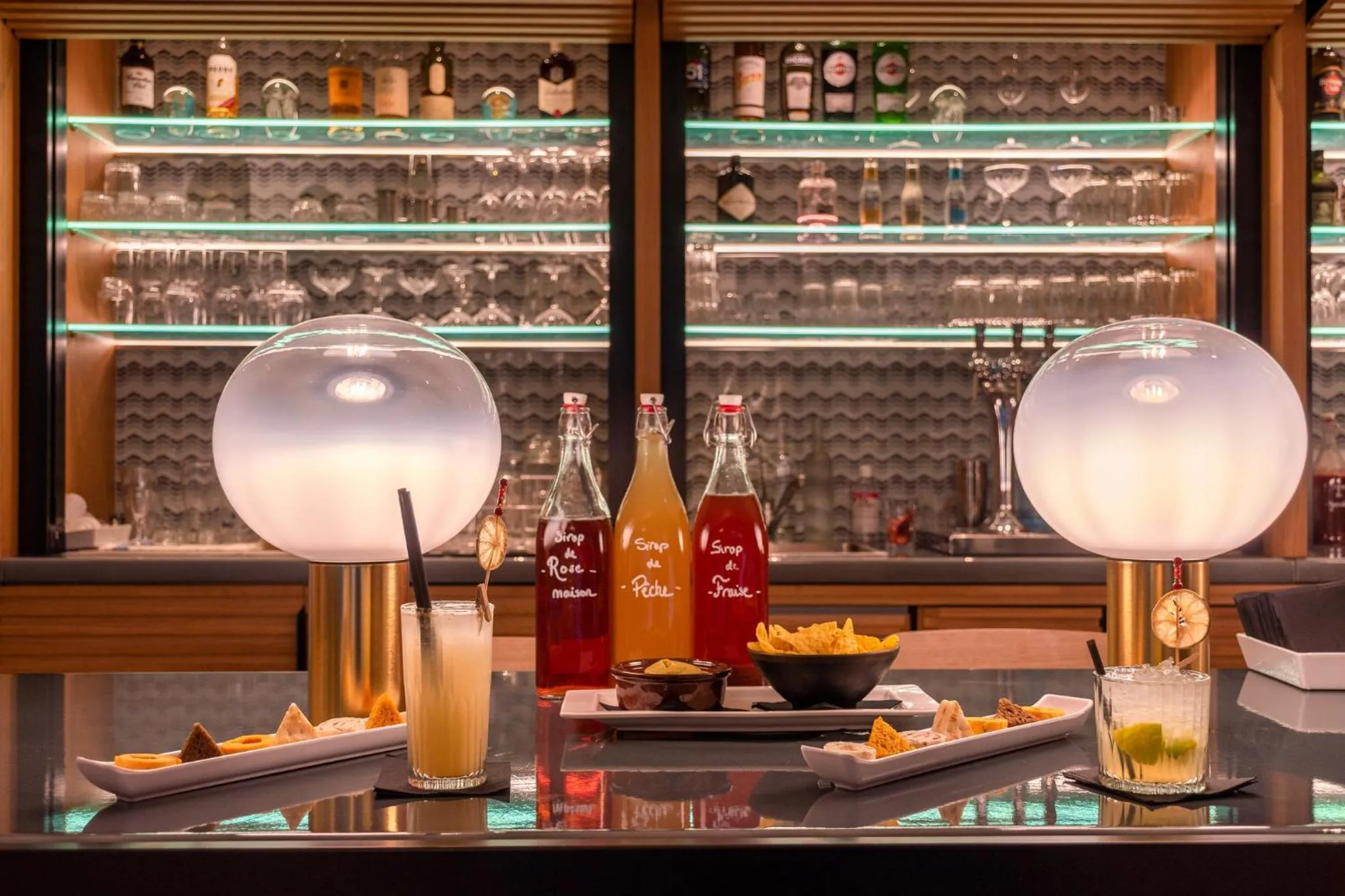 Lounge or bar in Holiday Inn Nice - Port St Laurent by IHG