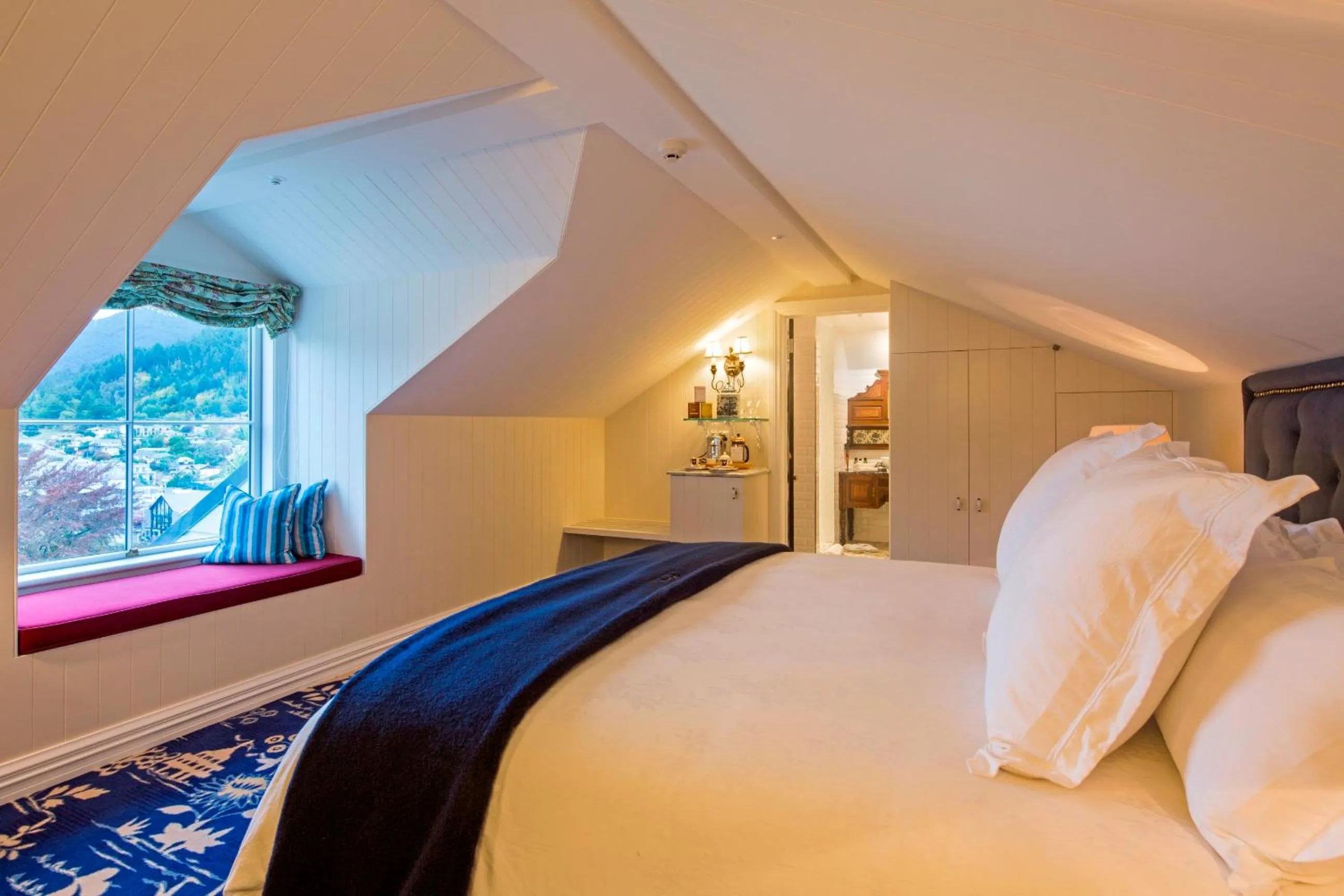 Photo of the whole room, Bed in Hulbert House Luxury Boutique Lodge Queenstown