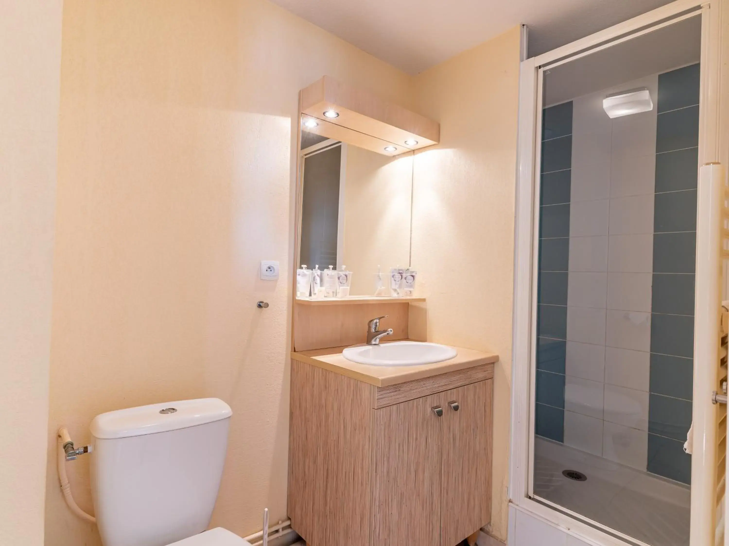 Bathroom in Vacancéole - Résidence L'Ile d'Or Bathroom in Vacancéole - Résidence L'Ile d'Or