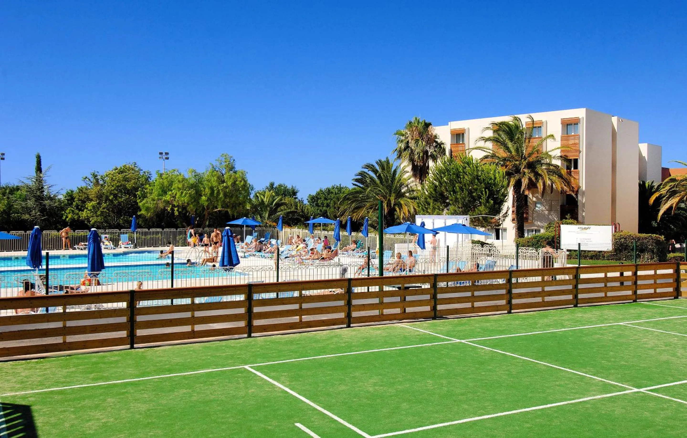 Tennis court in Vacancéole - Résidence L'Ile d'Or