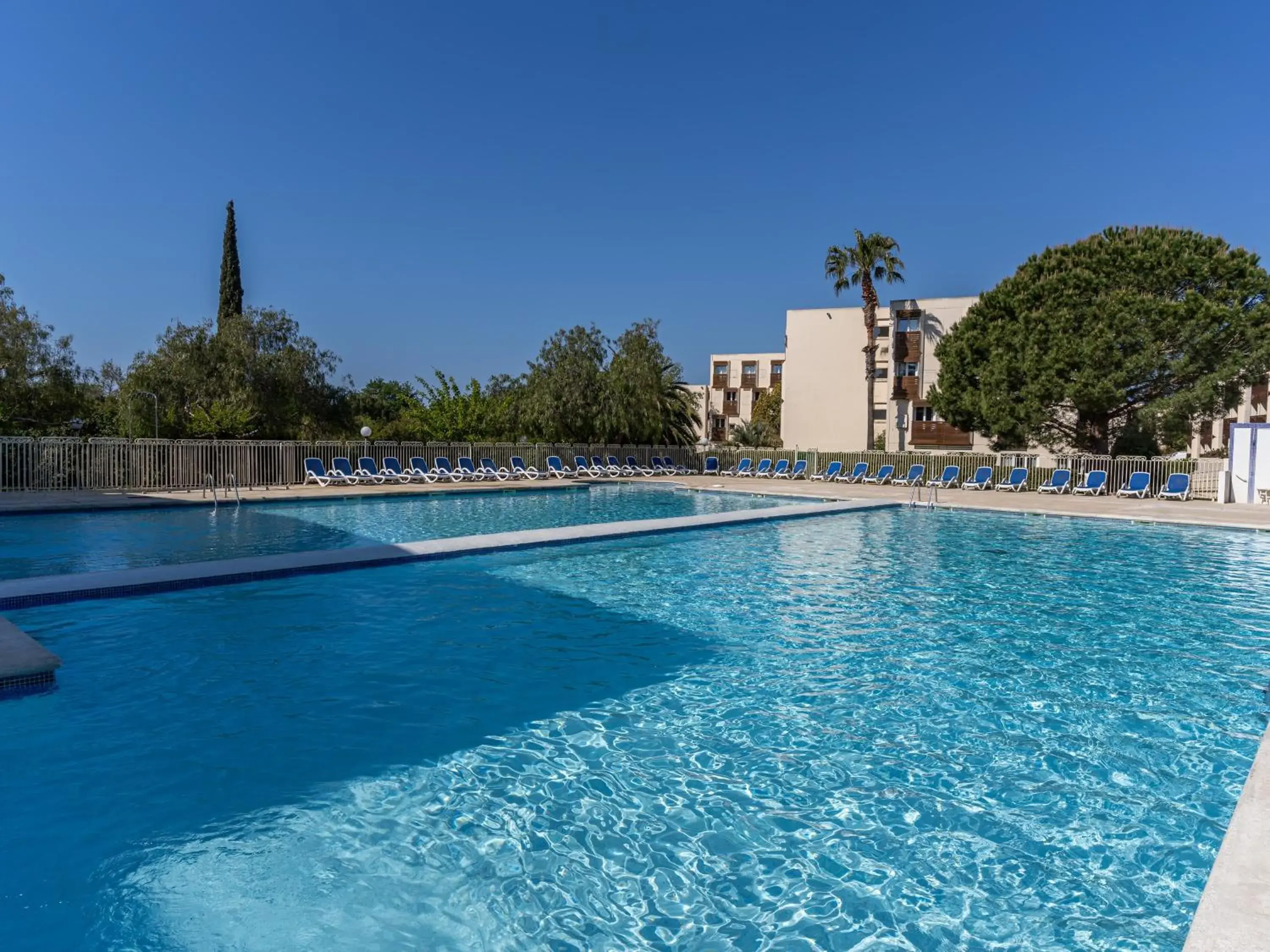 Swimming pool in Vacancéole - Résidence L'Ile d'Or Swimming pool in Vacancéole - Résidence L'Ile d'Or