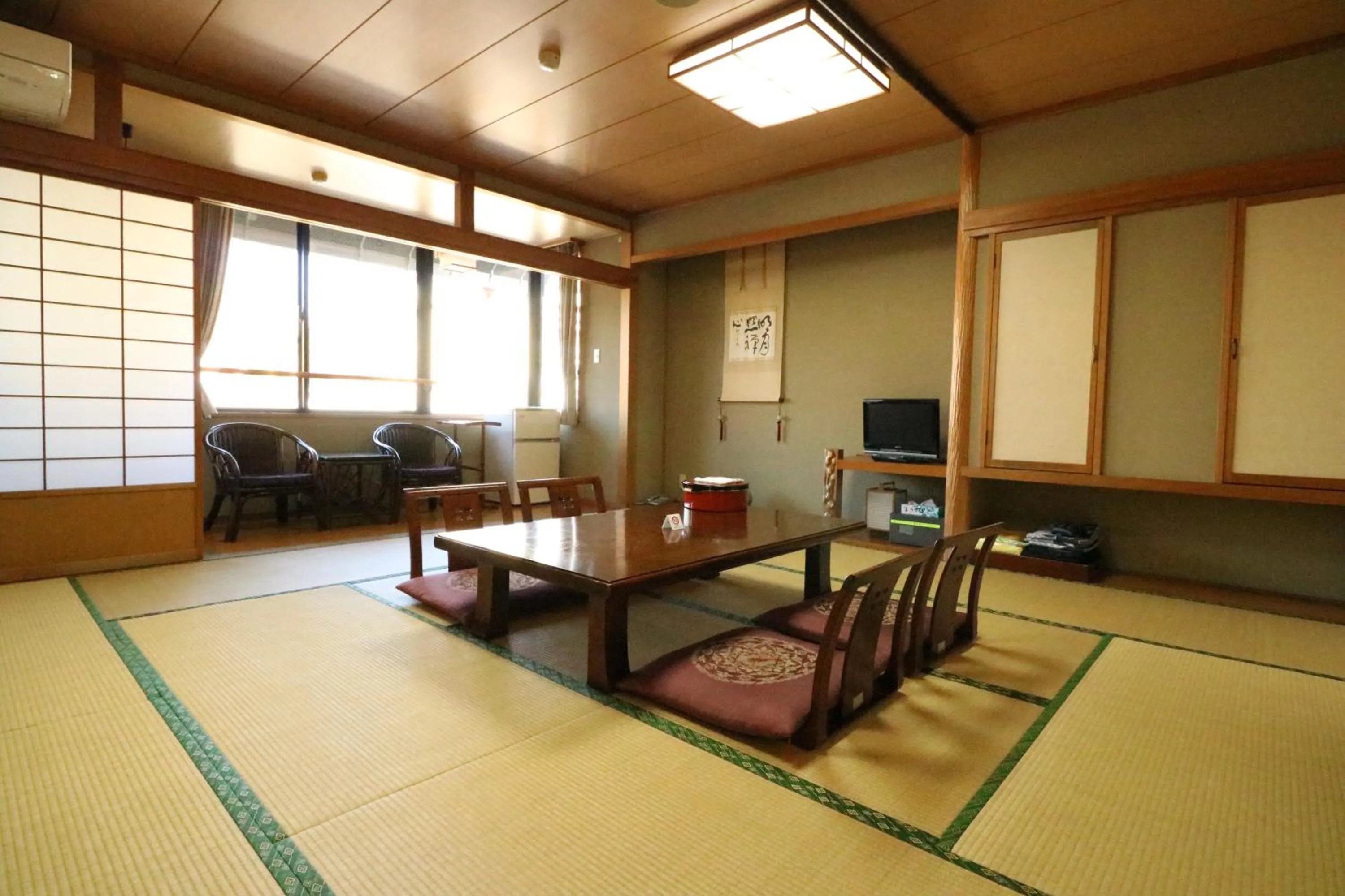 Photo of the whole room in Wakamizusou