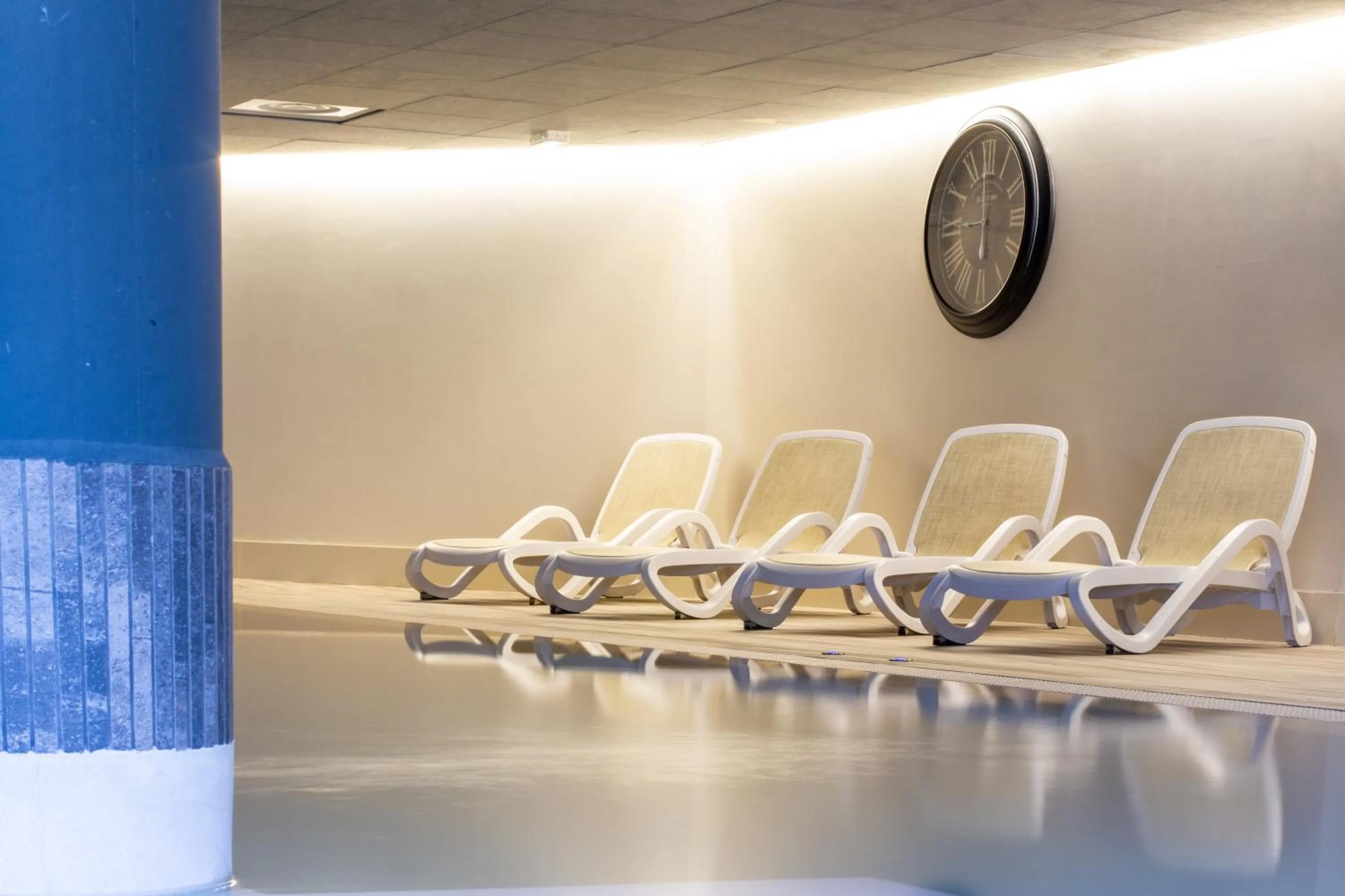 Swimming pool in Garden & City Cauterets Balneo