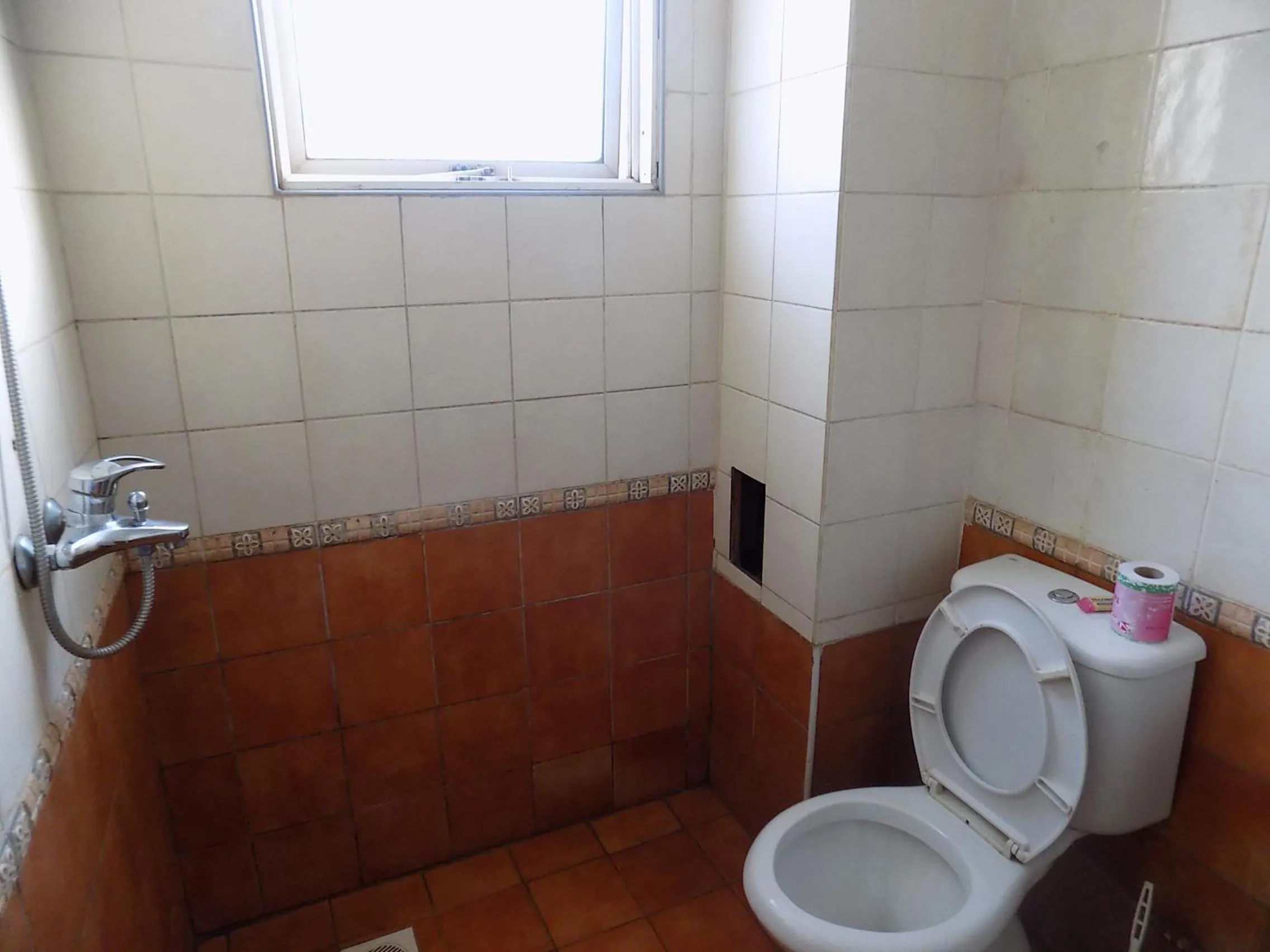 Shower in Aponye Hotel Kampala