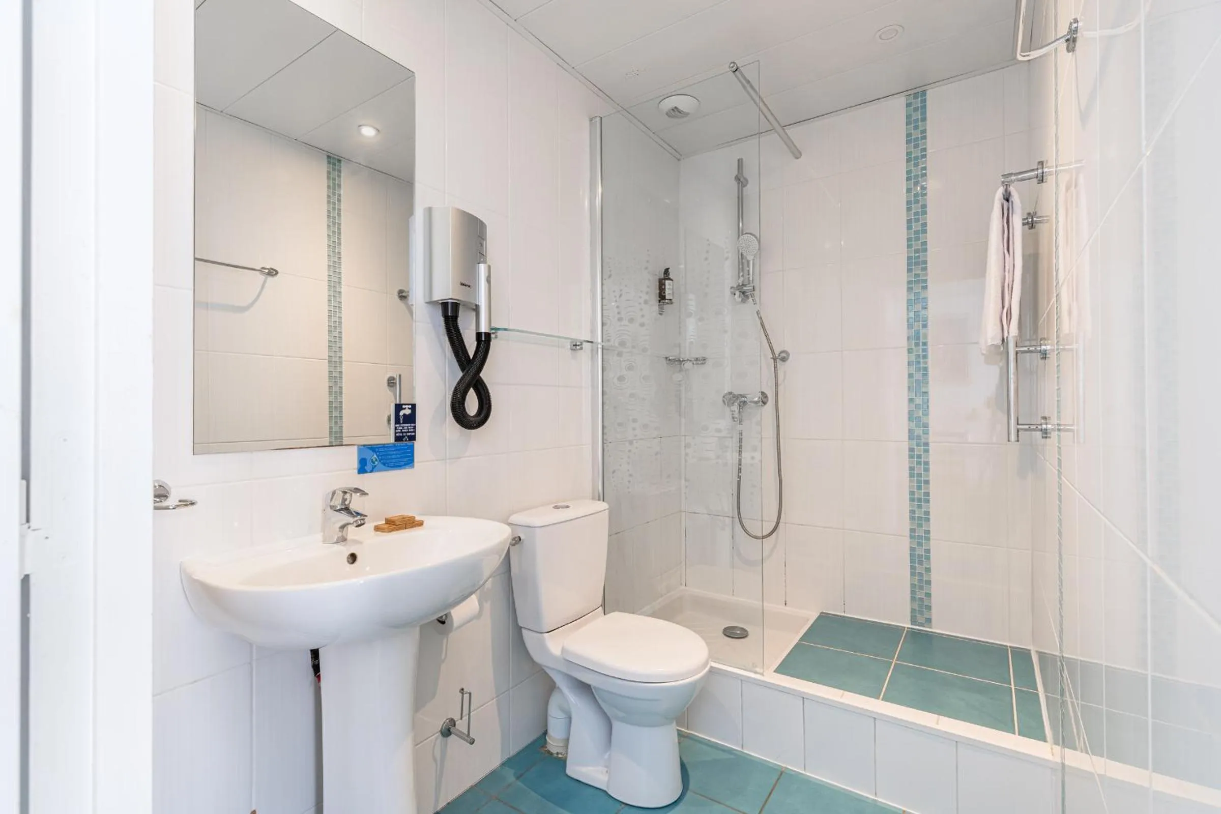 Shower in Hôtel du Simplon