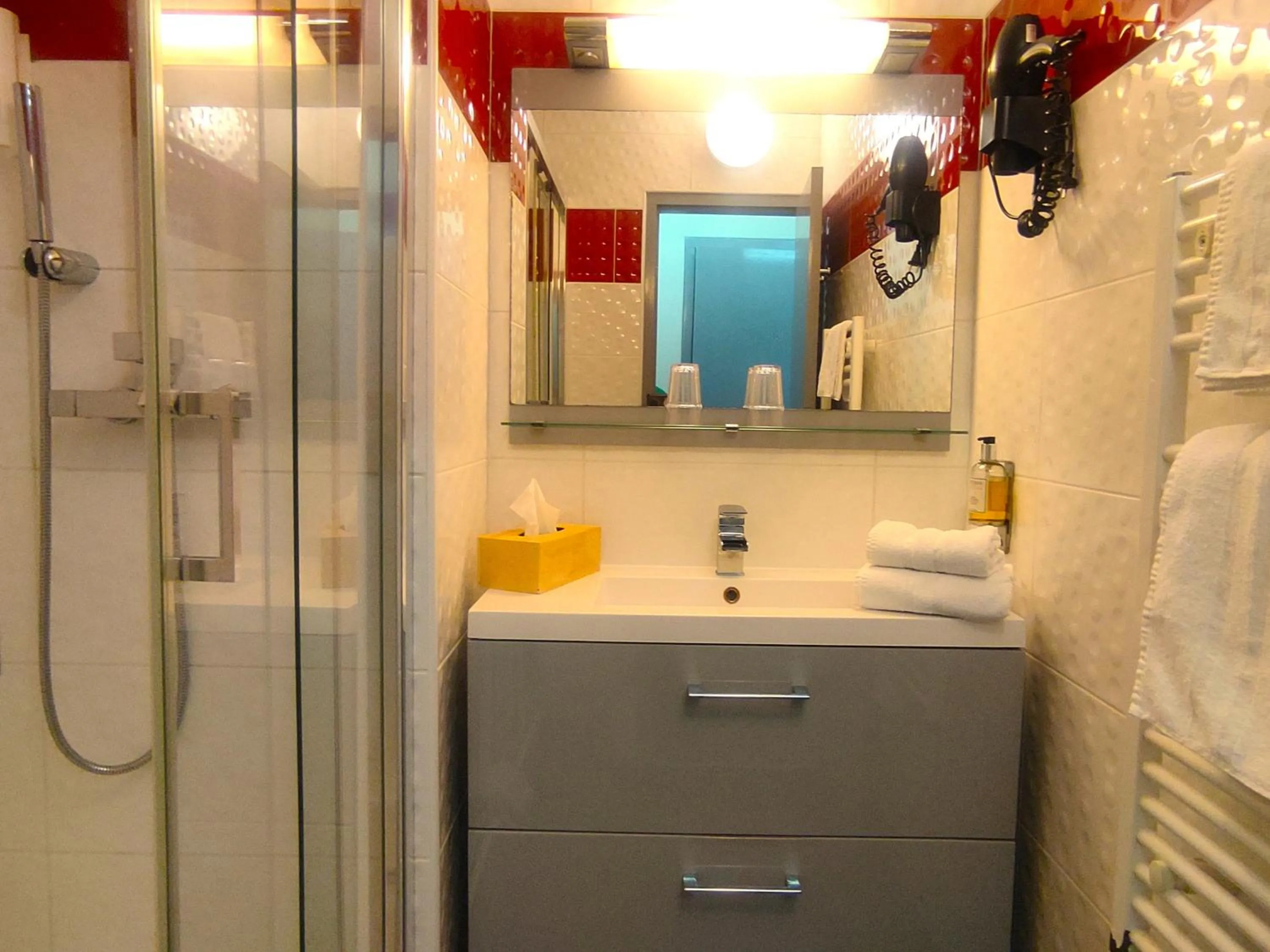 Shower in Contact Hotel BG Limoges Sud