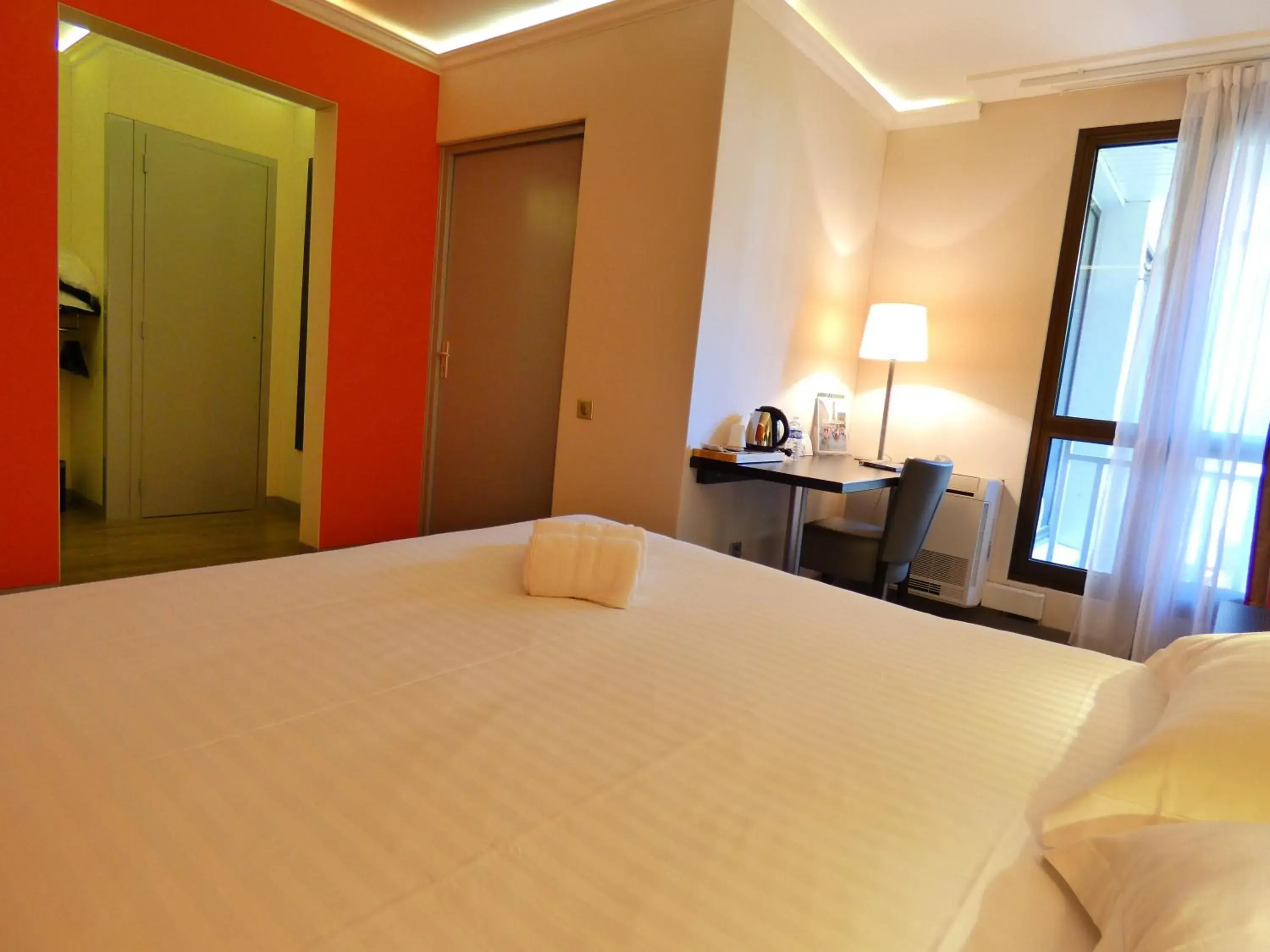 Photo of the whole room, Bed in Contact Hotel B&G Limoges Sud Photo of the whole room, Bed in Contact Hotel B&G Limoges Sud