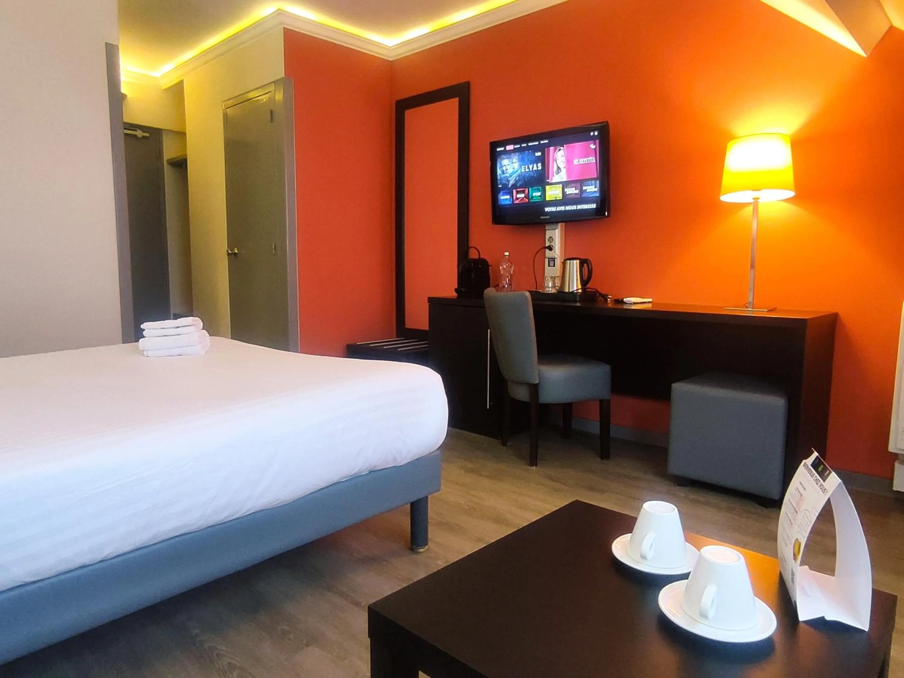 Coffee/tea facilities, Bed in Contact Hotel BG Limoges Sud