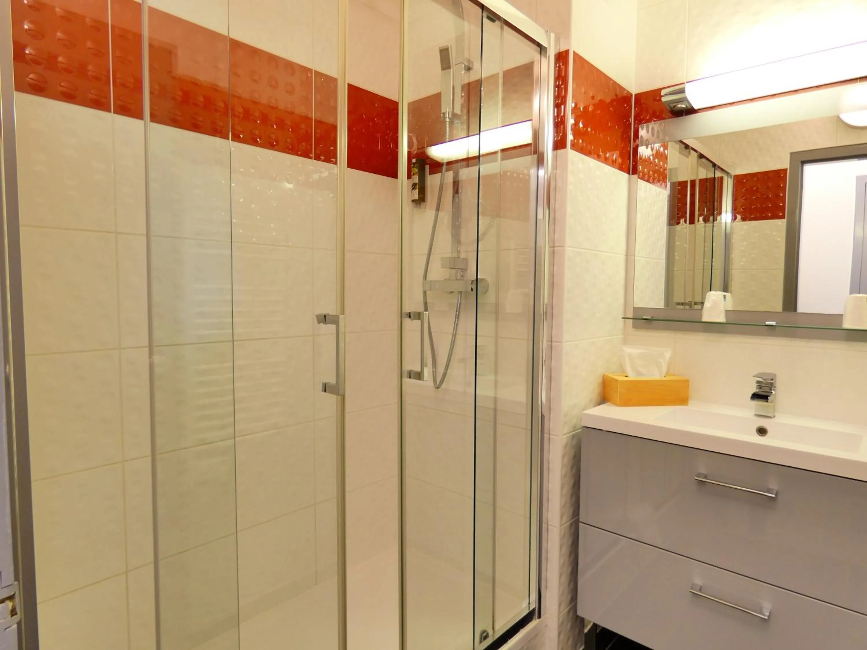 Shower in Contact Hotel BG Limoges Sud