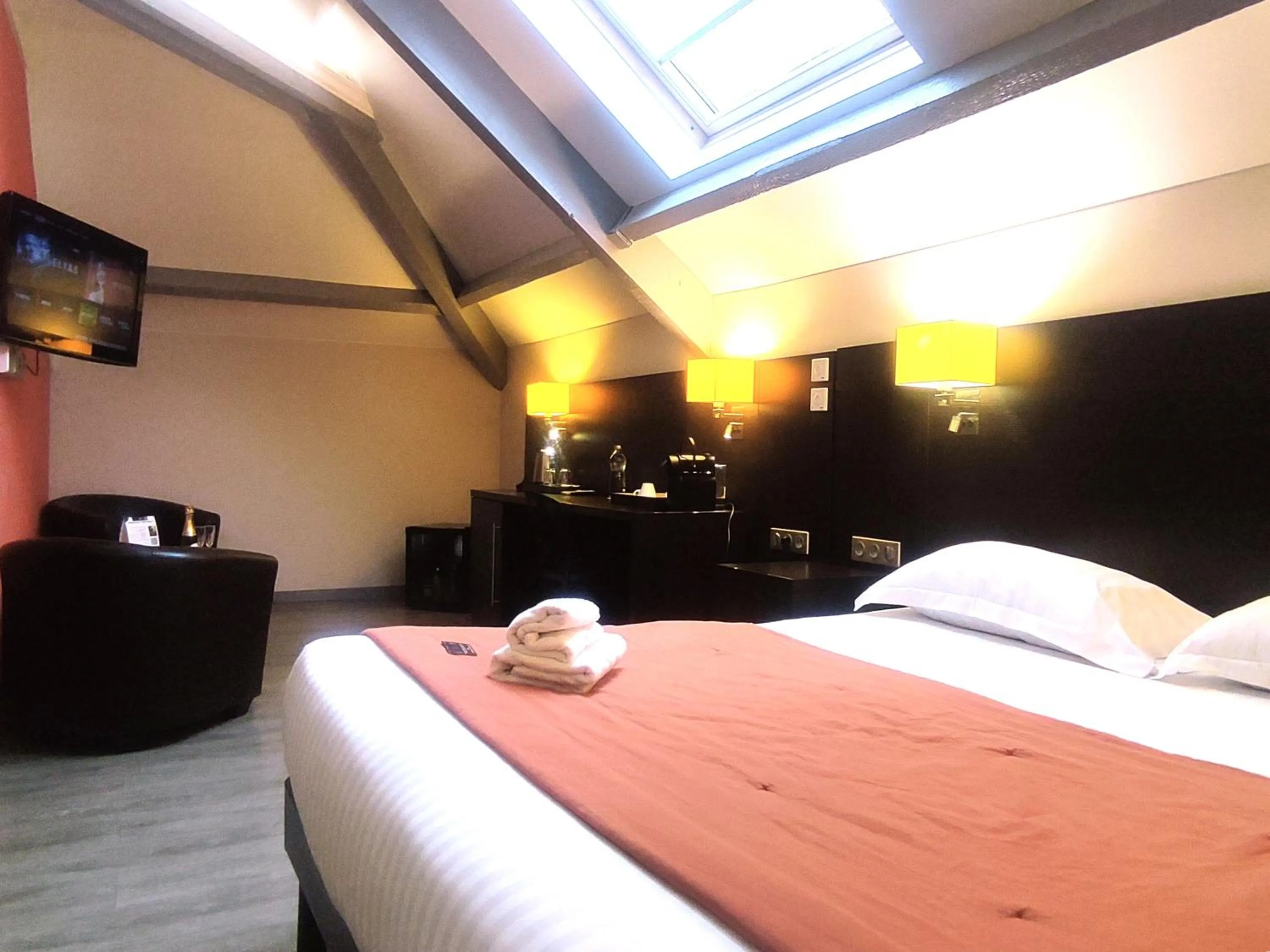Coffee/tea facilities, Bed in Contact Hotel BG Limoges Sud