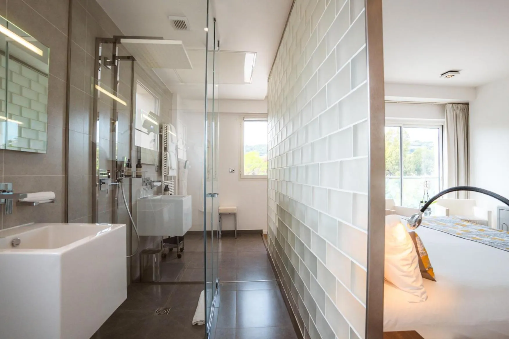 Shower, Bed in Kube Saint-Tropez
