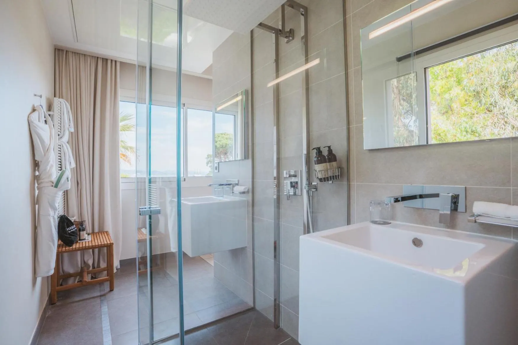 Shower in Kube Saint-Tropez
