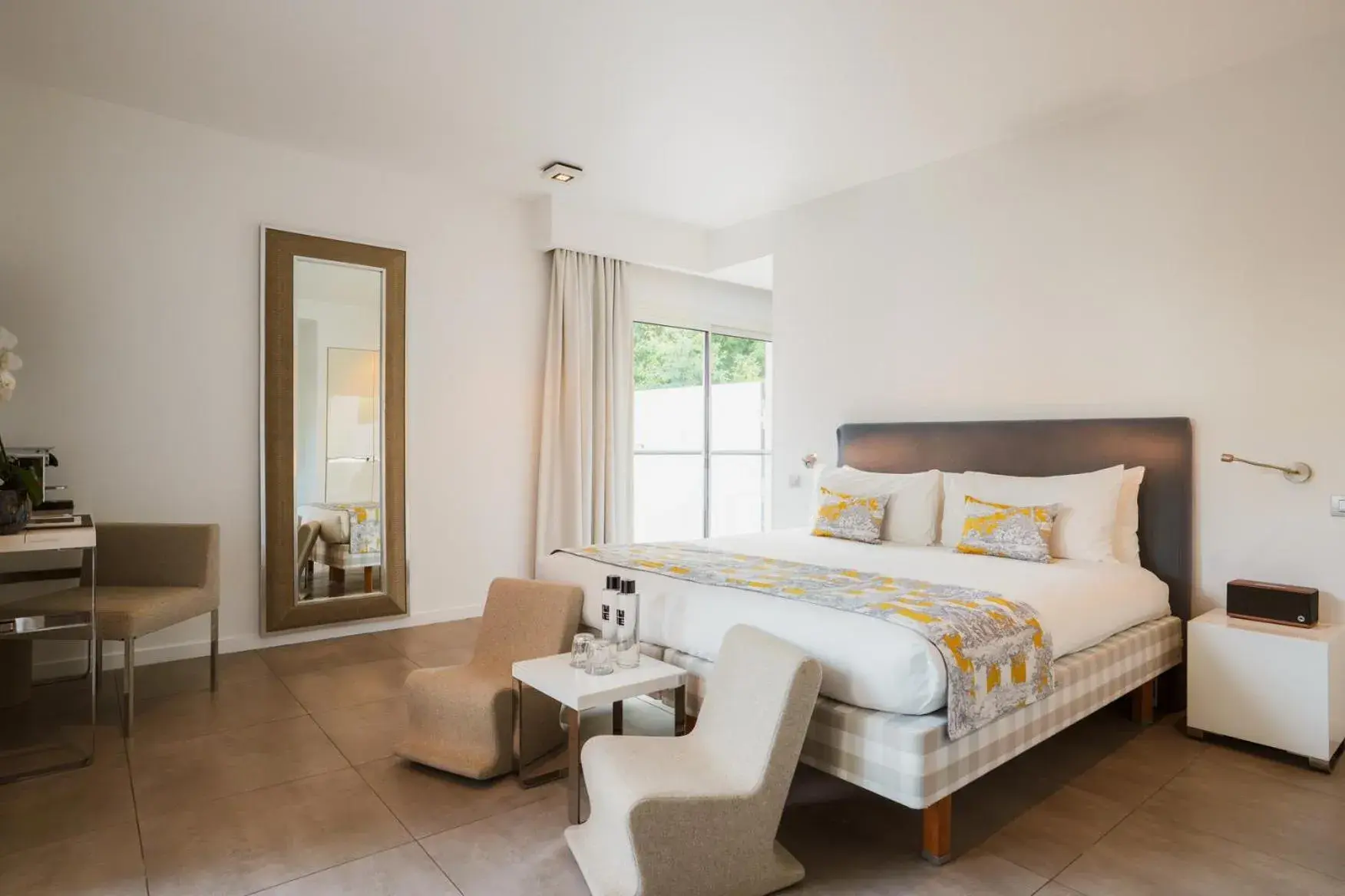 Bed in Kube Saint-Tropez Bed in Kube Saint-Tropez