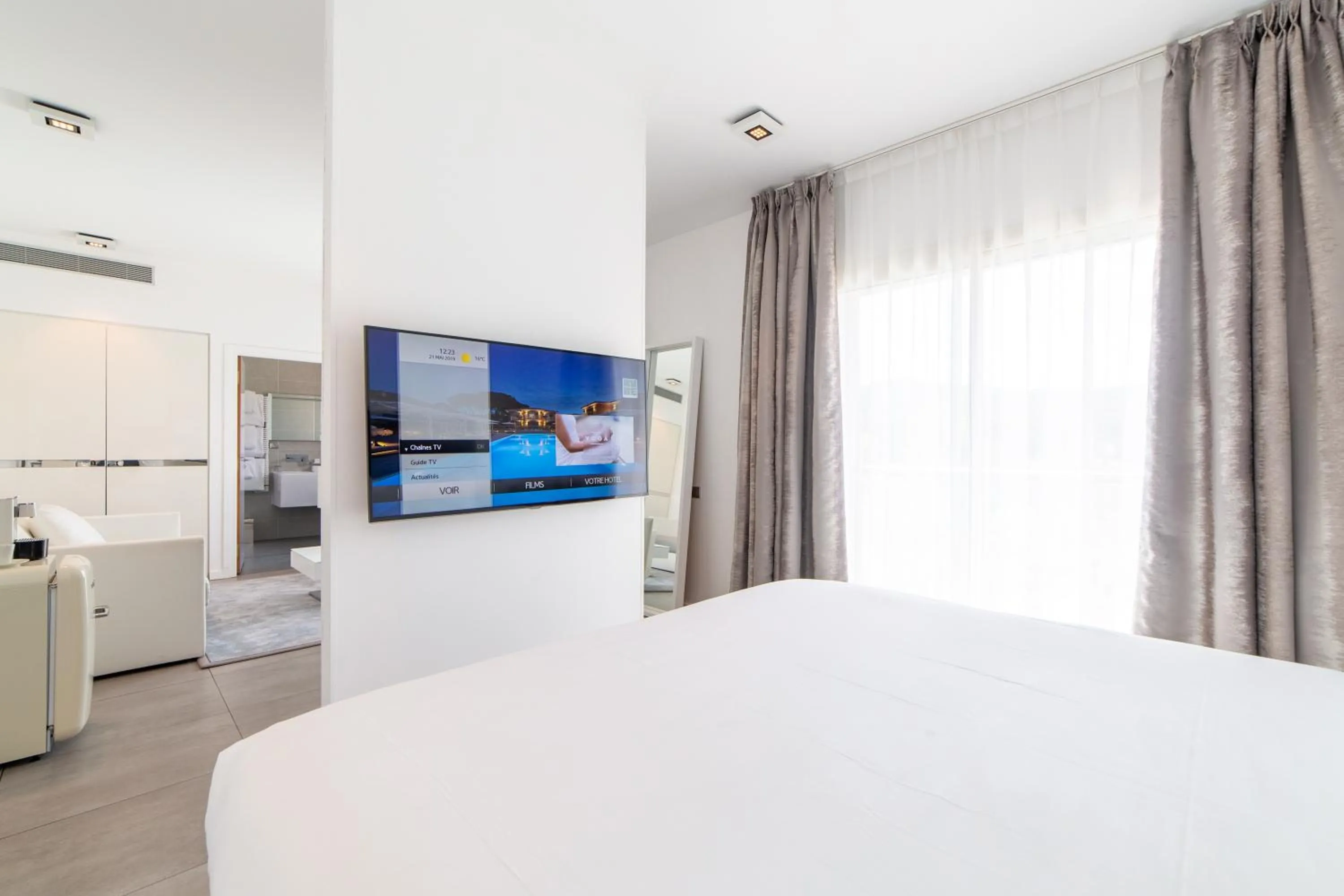 Bedroom, Bed in Kube Saint-Tropez