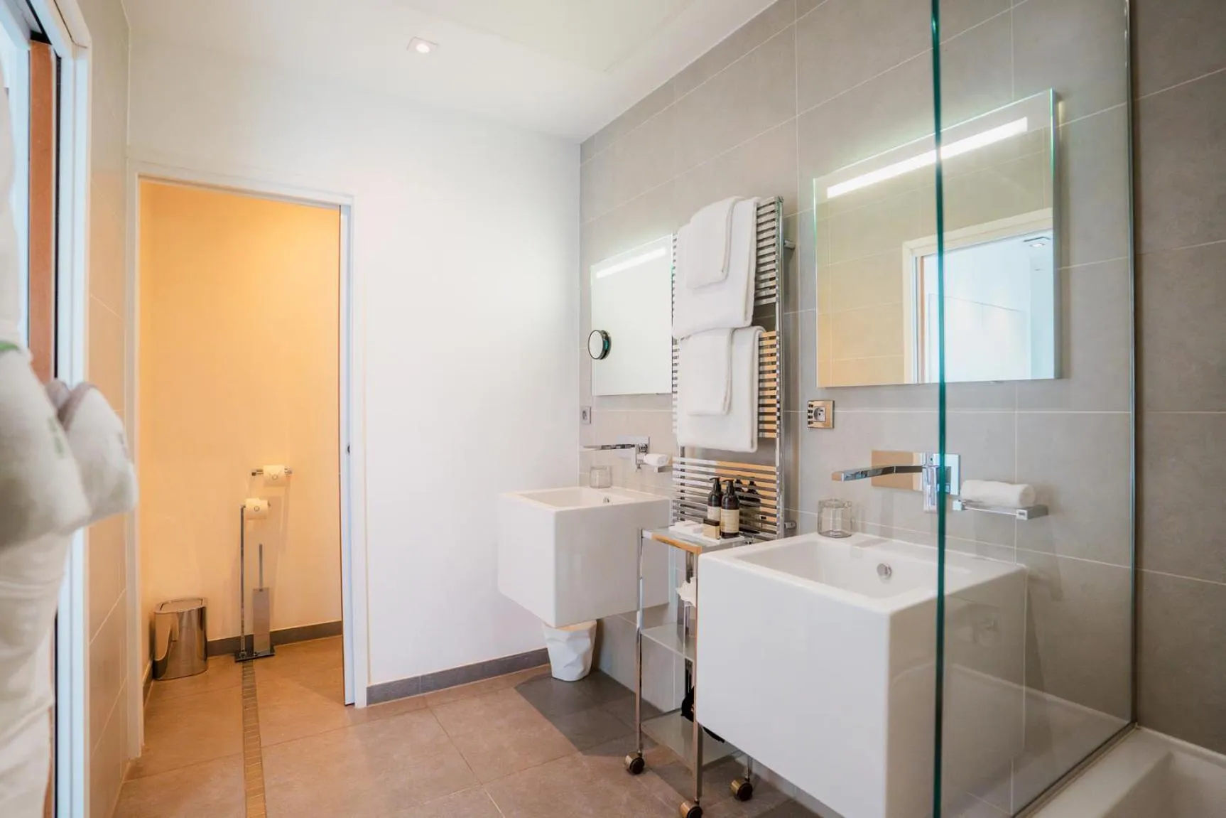 Toilet in Kube Saint-Tropez